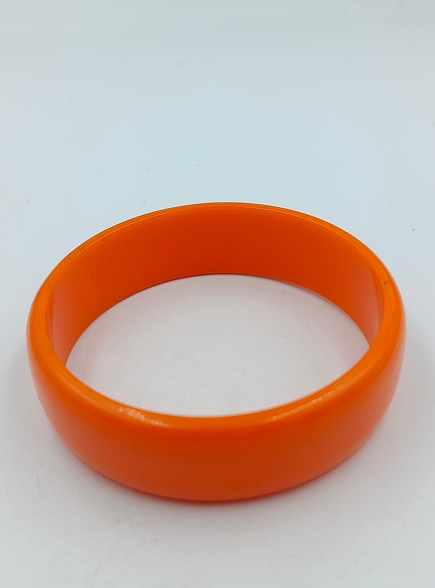 Orangefarbener Kunststoffarmreif schlicht glänzend