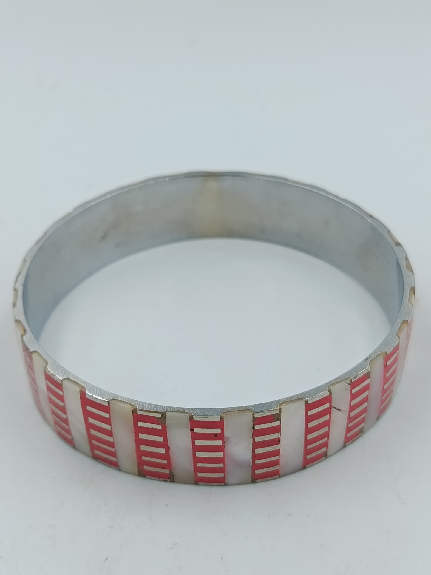 Armreif Metall mit Perlmutt und rotem Muster Vintage Design