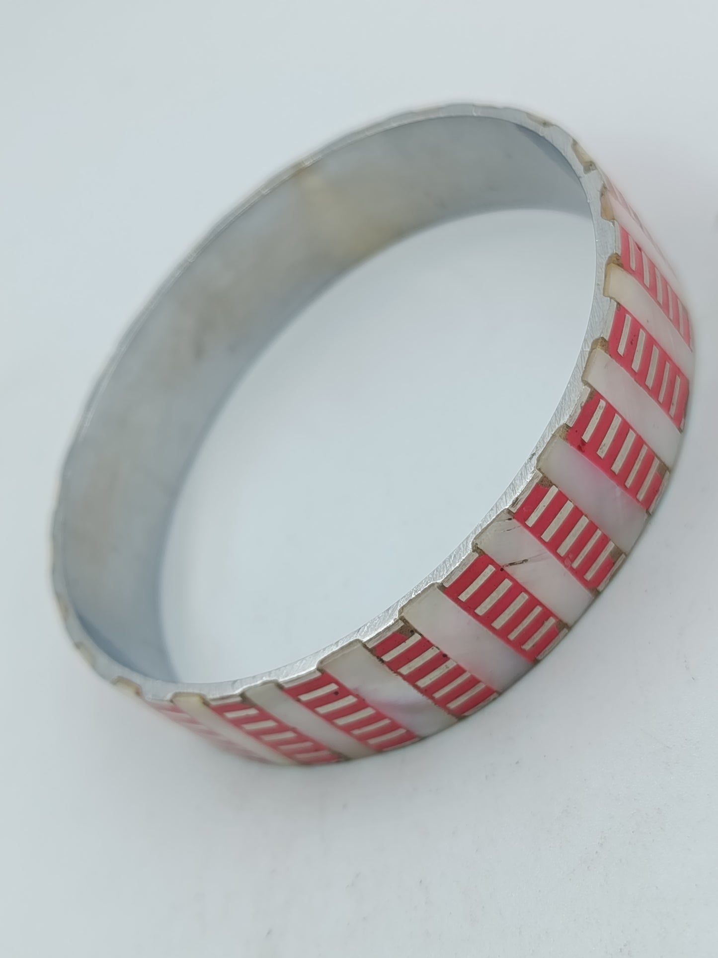Armreif Metall mit Perlmutt und rotem Muster Vintage Design
