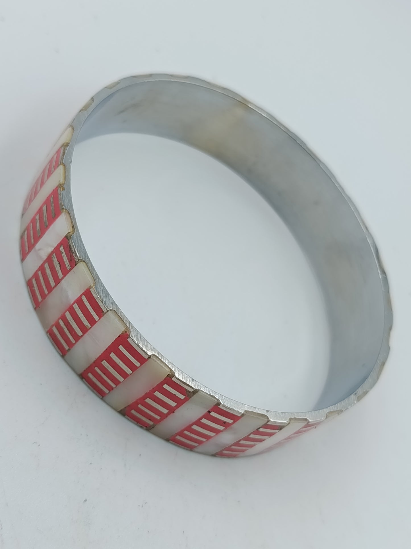 Armreif Metall mit Perlmutt und rotem Muster Vintage Design