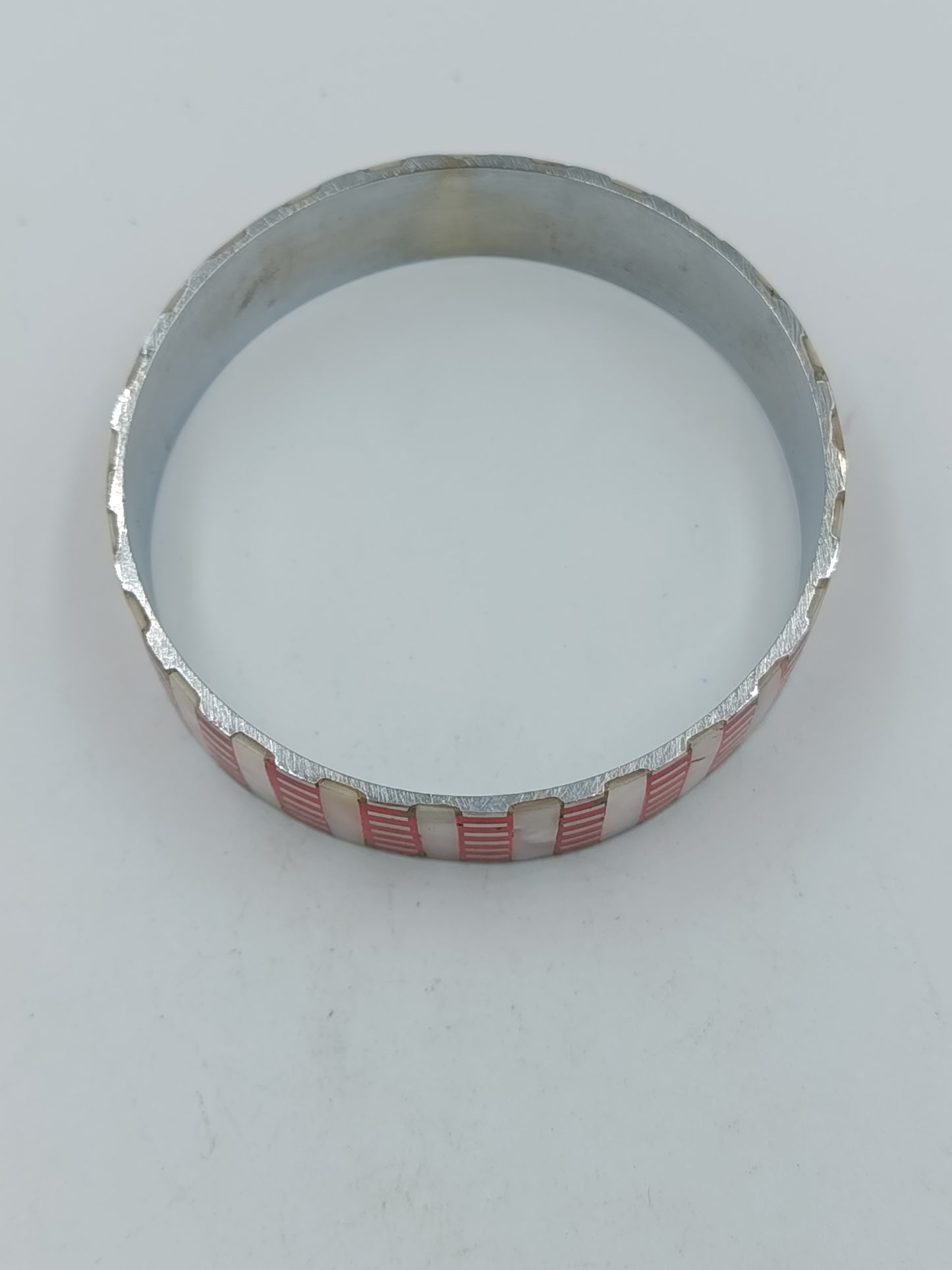 Armreif Metall mit Perlmutt und rotem Muster Vintage Design