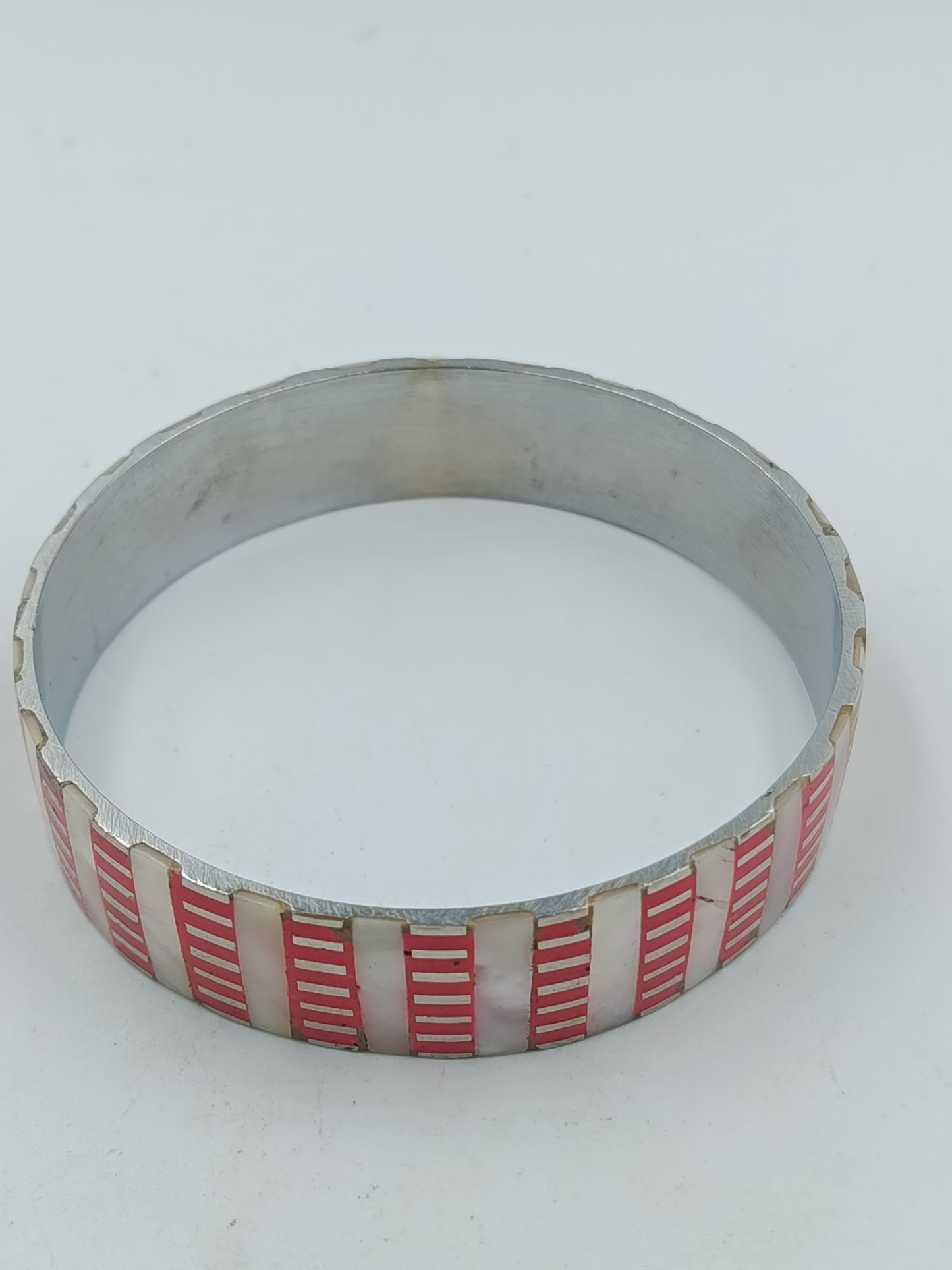 Armreif Metall mit Perlmutt und rotem Muster Vintage Design