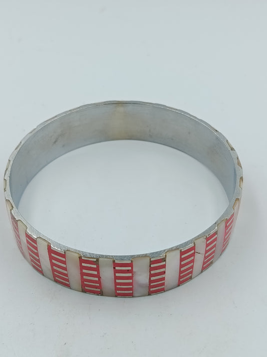 Armreif Metall mit Perlmutt und rotem Muster Vintage Design