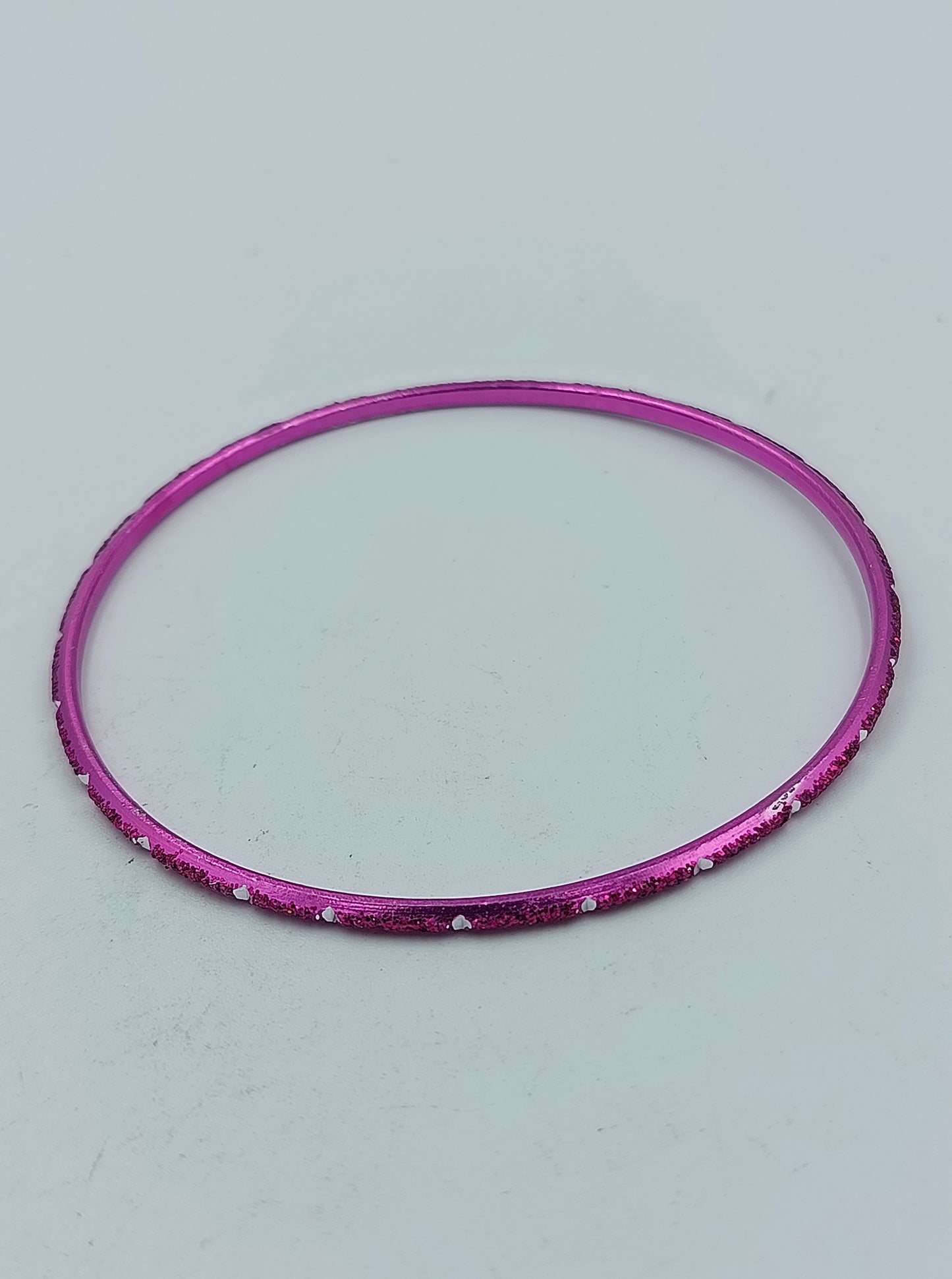 Dünner pinkfarbener Metallarmreif mit Glitzereffekt