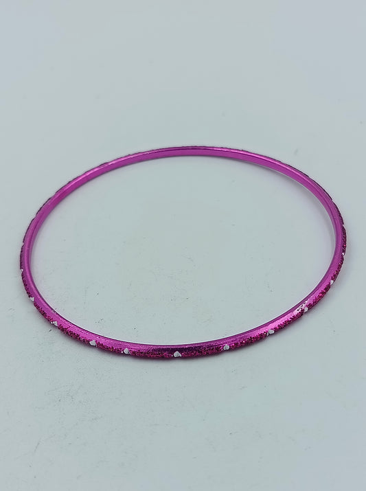 Dünner pinkfarbener Metallarmreif mit Glitzereffekt