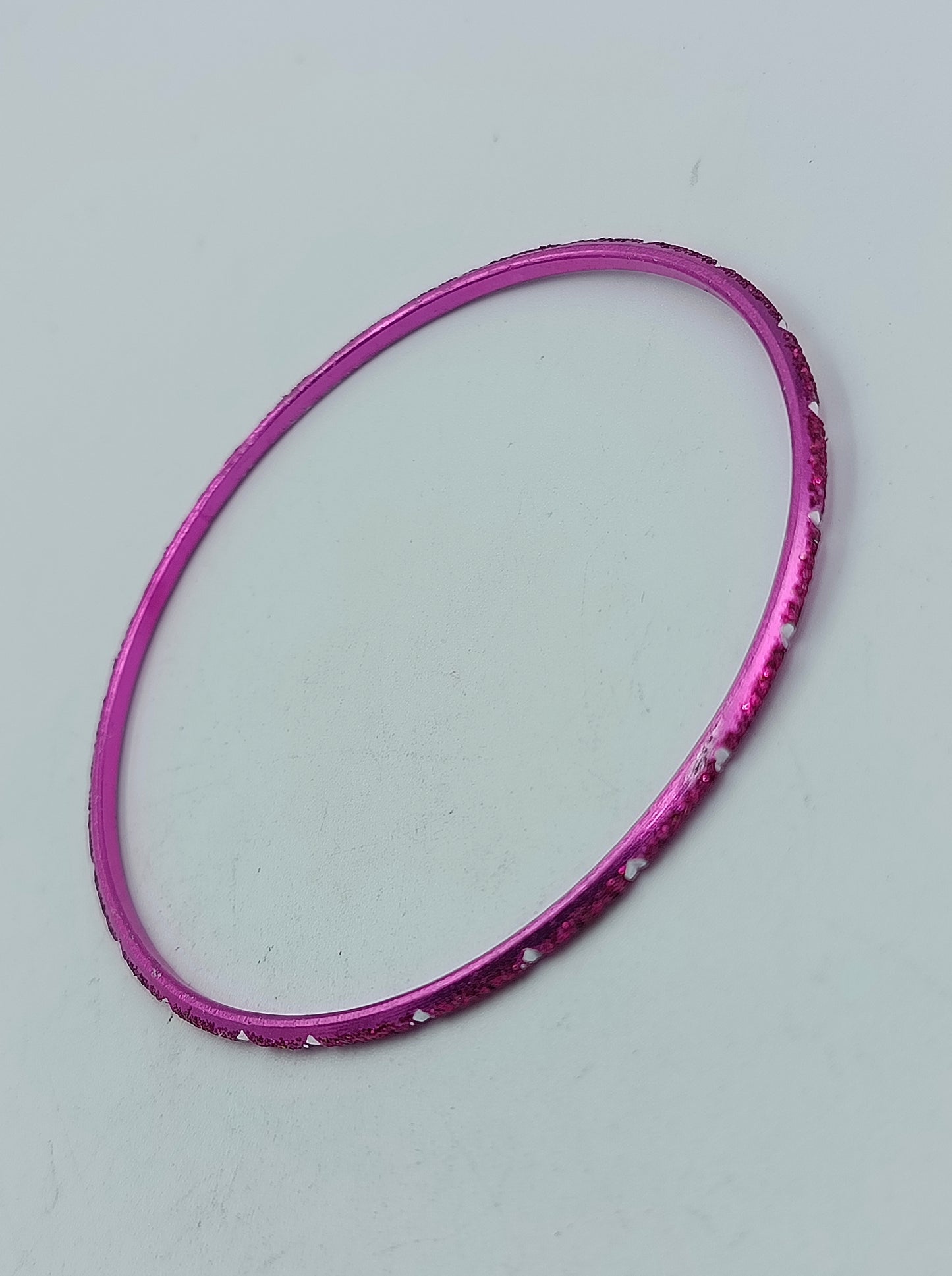 Dünner pinkfarbener Metallarmreif mit Glitzereffekt