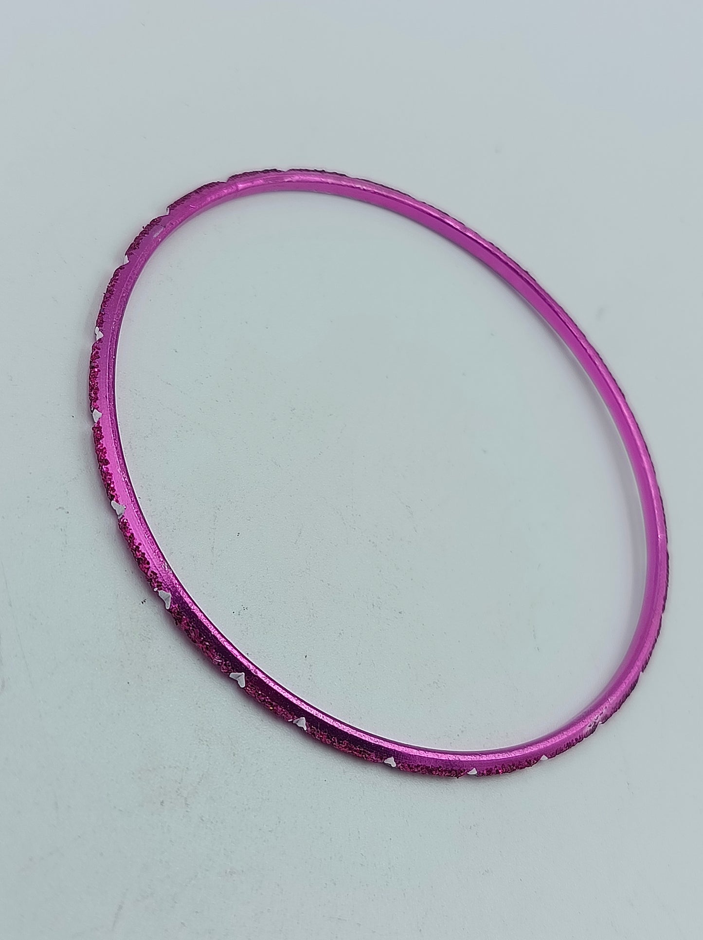 Dünner pinkfarbener Metallarmreif mit Glitzereffekt