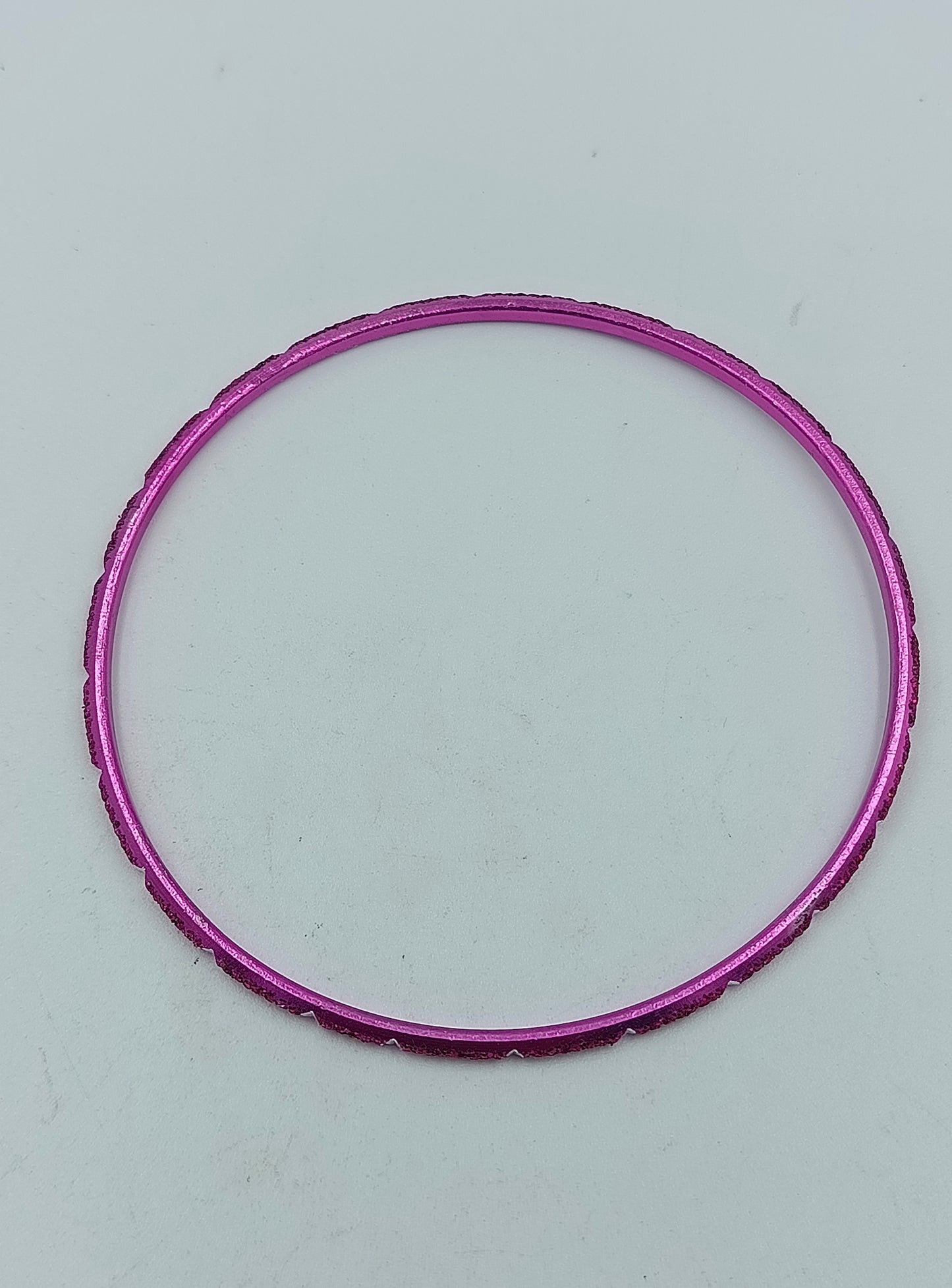 Dünner pinkfarbener Metallarmreif mit Glitzereffekt