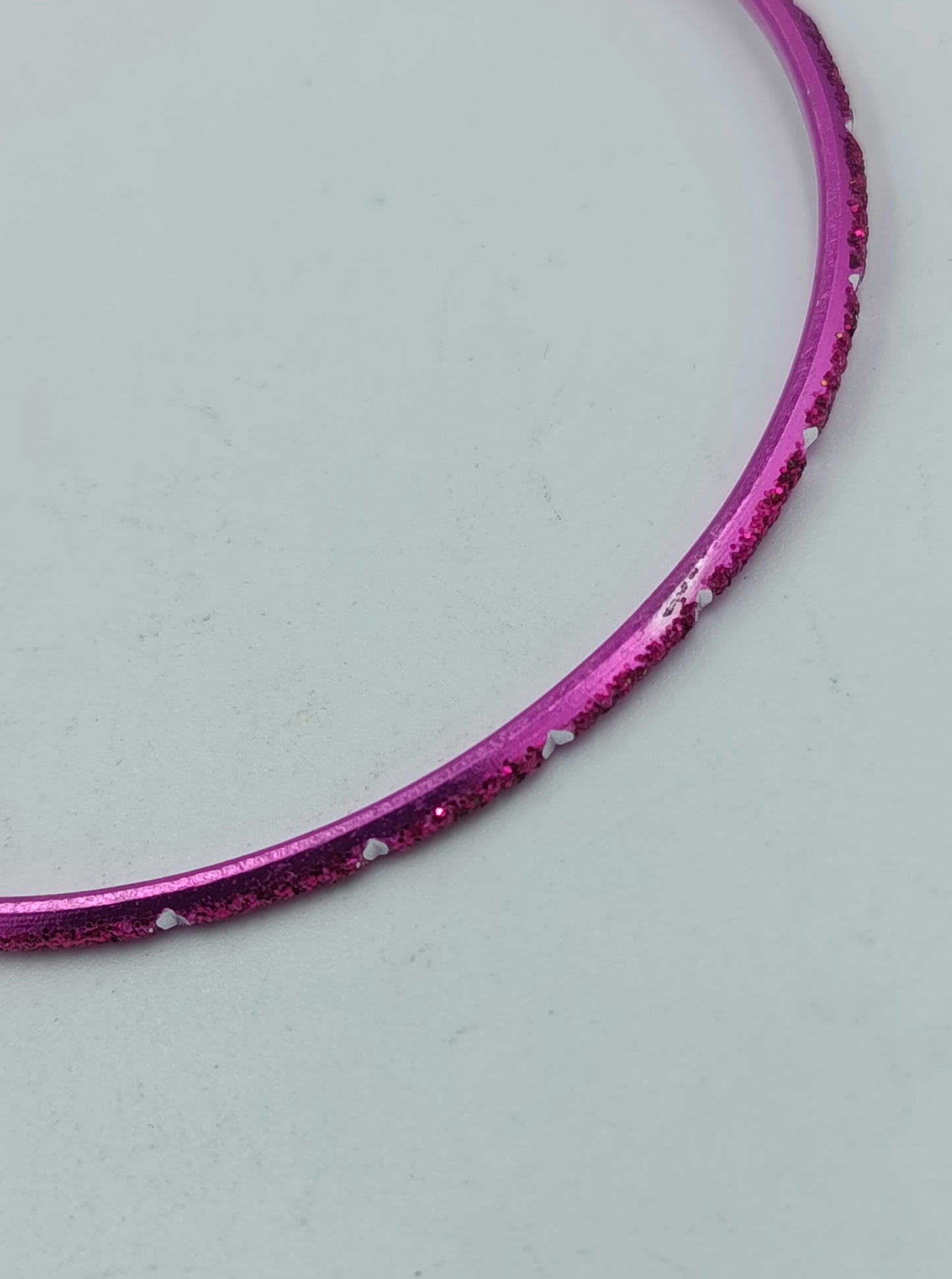 Dünner pinkfarbener Metallarmreif mit Glitzereffekt