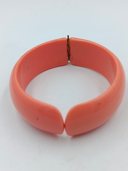 Korallenfarbener Armreif mit Scharnier Vintage Stil