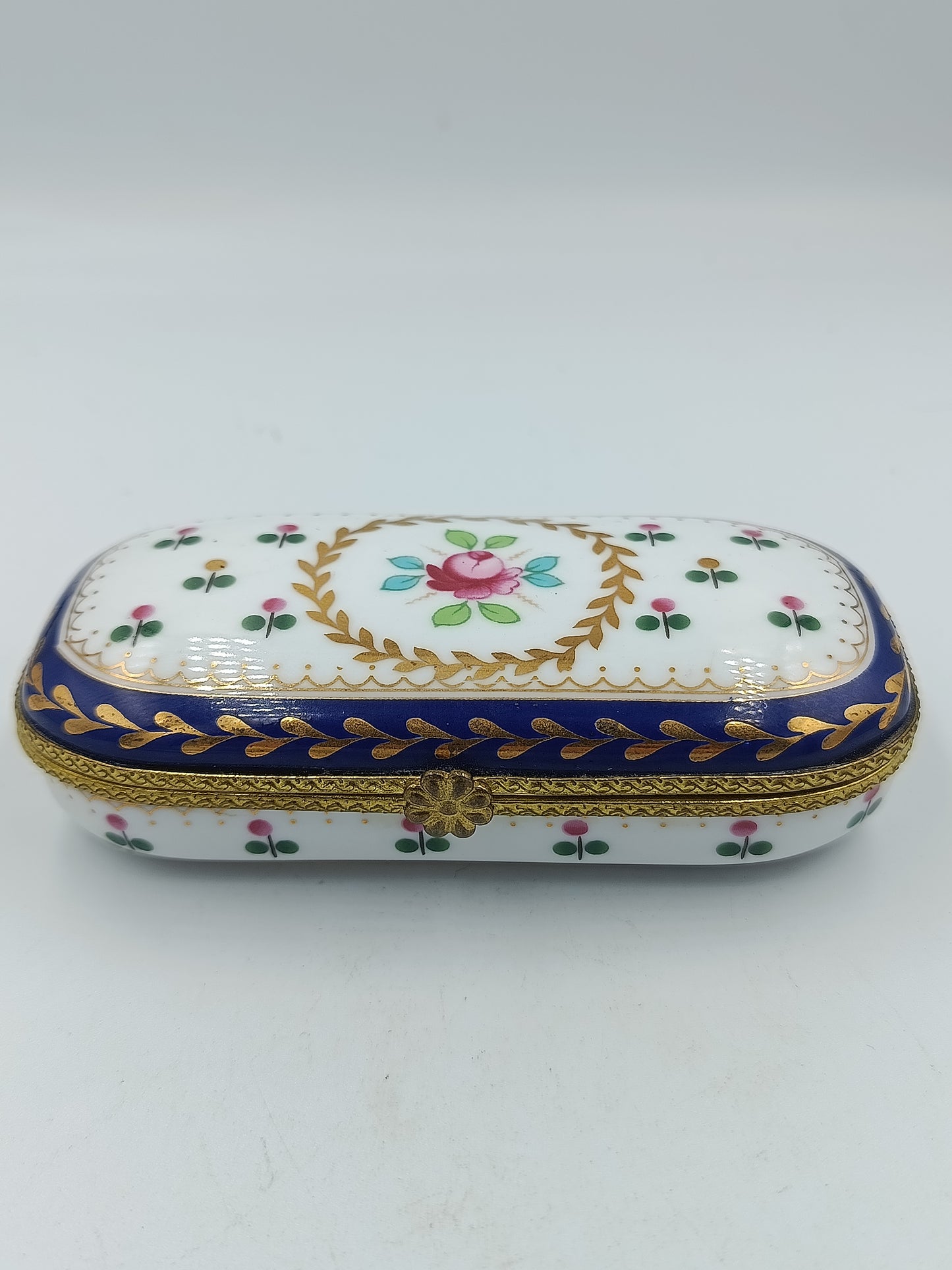 Porzellan Dose mit Blumenmuster und Goldverzierung