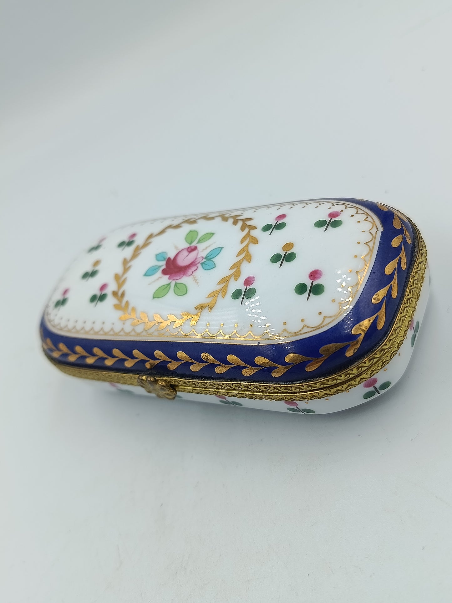 Porzellan Dose mit Blumenmuster und Goldverzierung