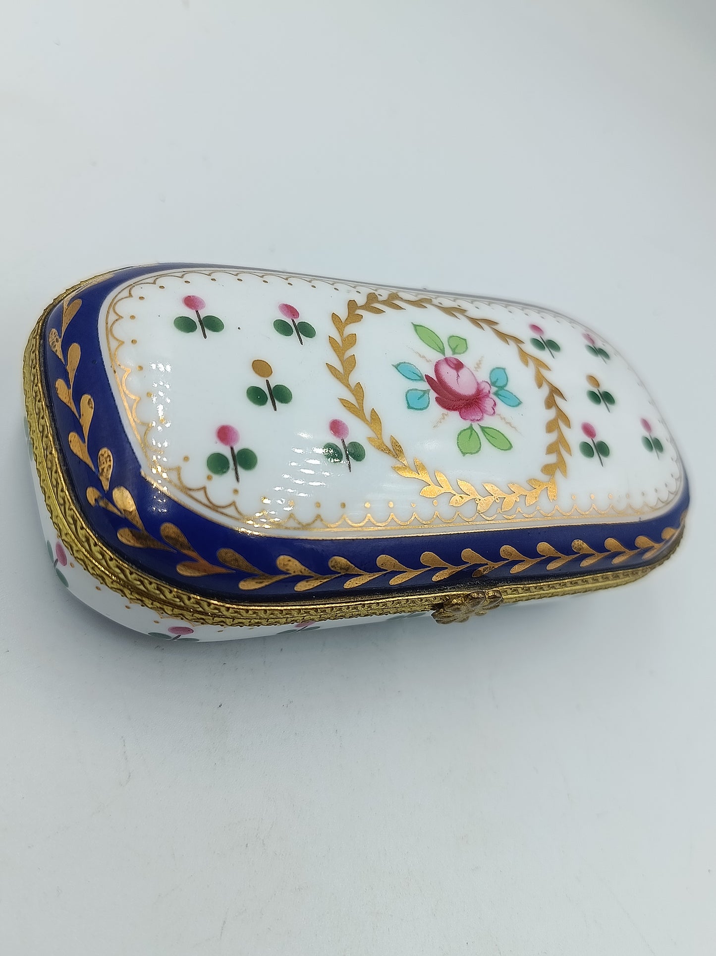 Porzellan Dose mit Blumenmuster und Goldverzierung