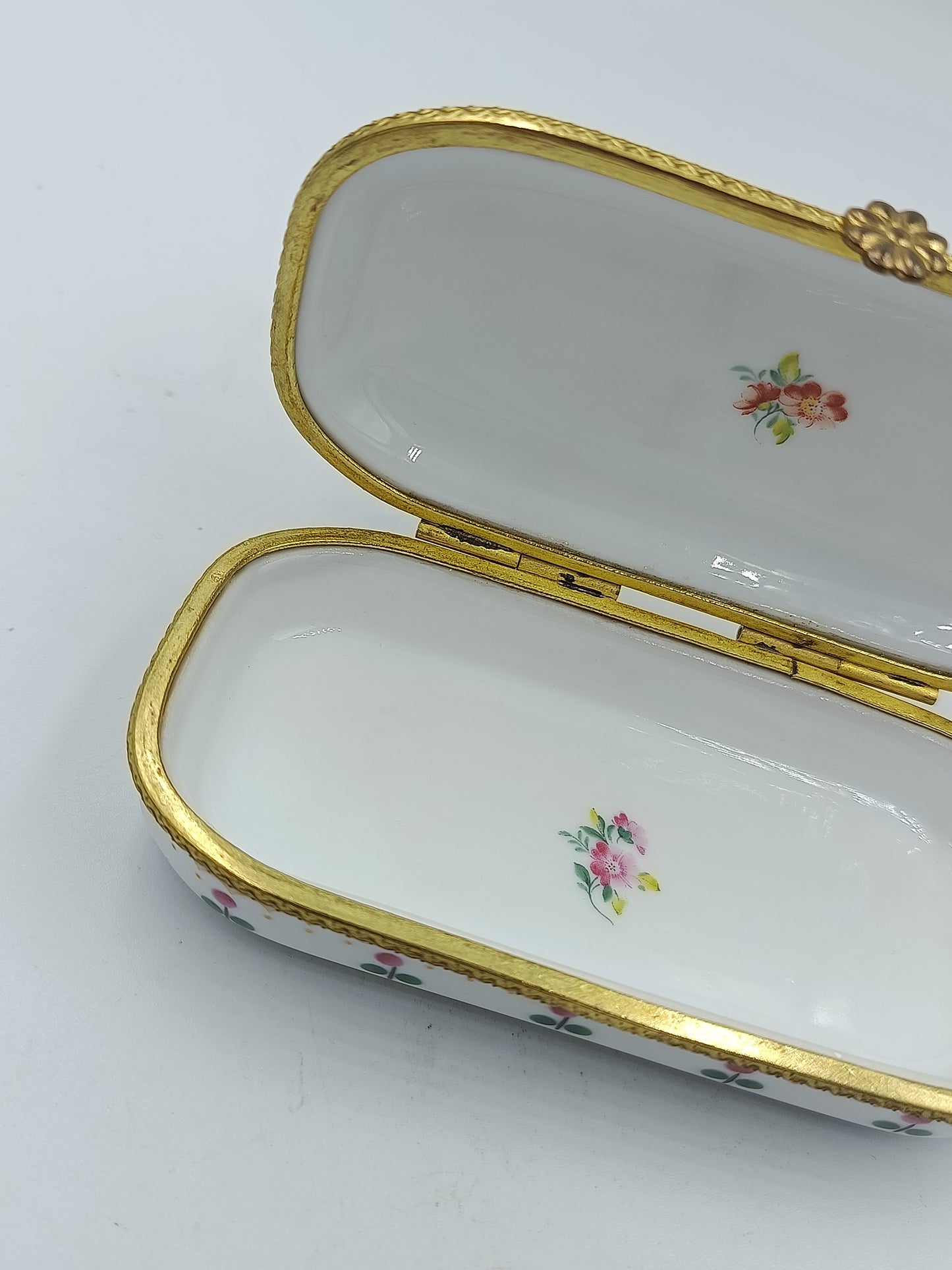 Porzellan Dose mit Blumenmuster und Goldverzierung