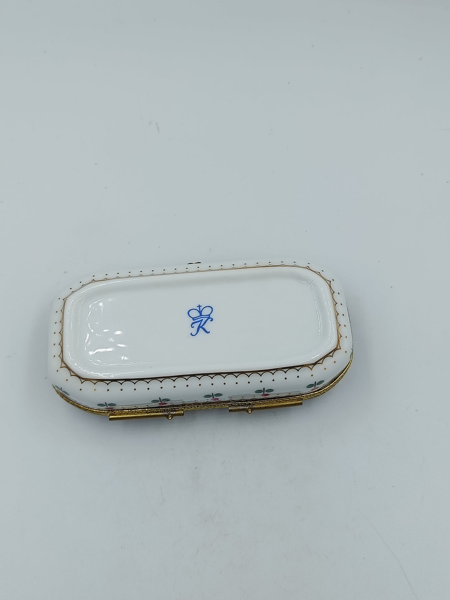 Porzellan Dose mit Blumenmuster und Goldverzierung