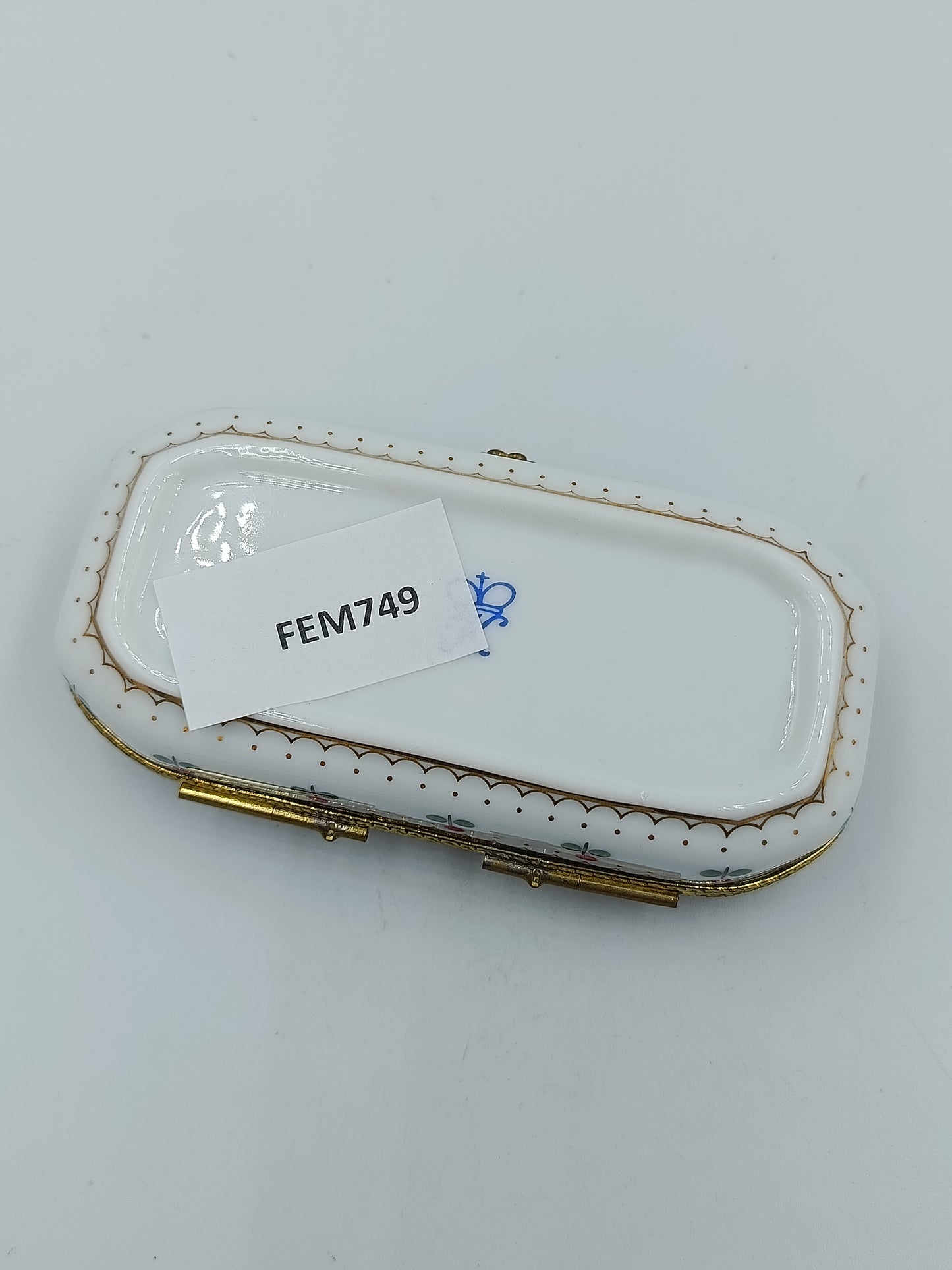 Porzellan Dose mit Blumenmuster und Goldverzierung