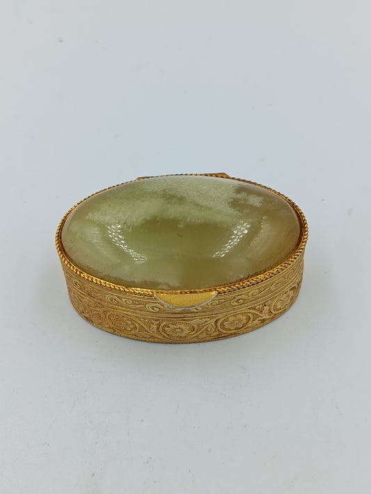 Vergoldete ovale Dose mit grünem Stein