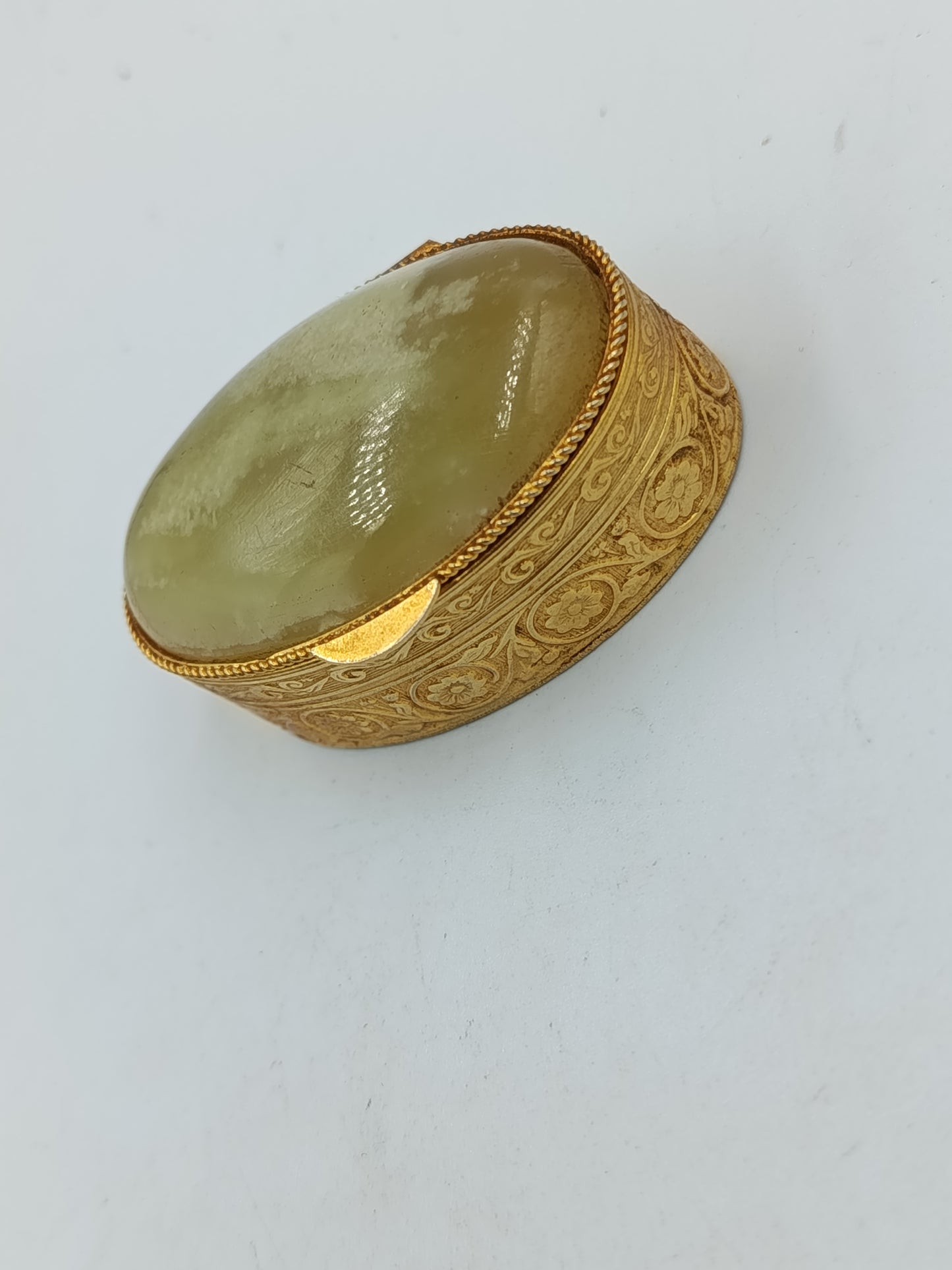 Vergoldete ovale Dose mit grünem Stein