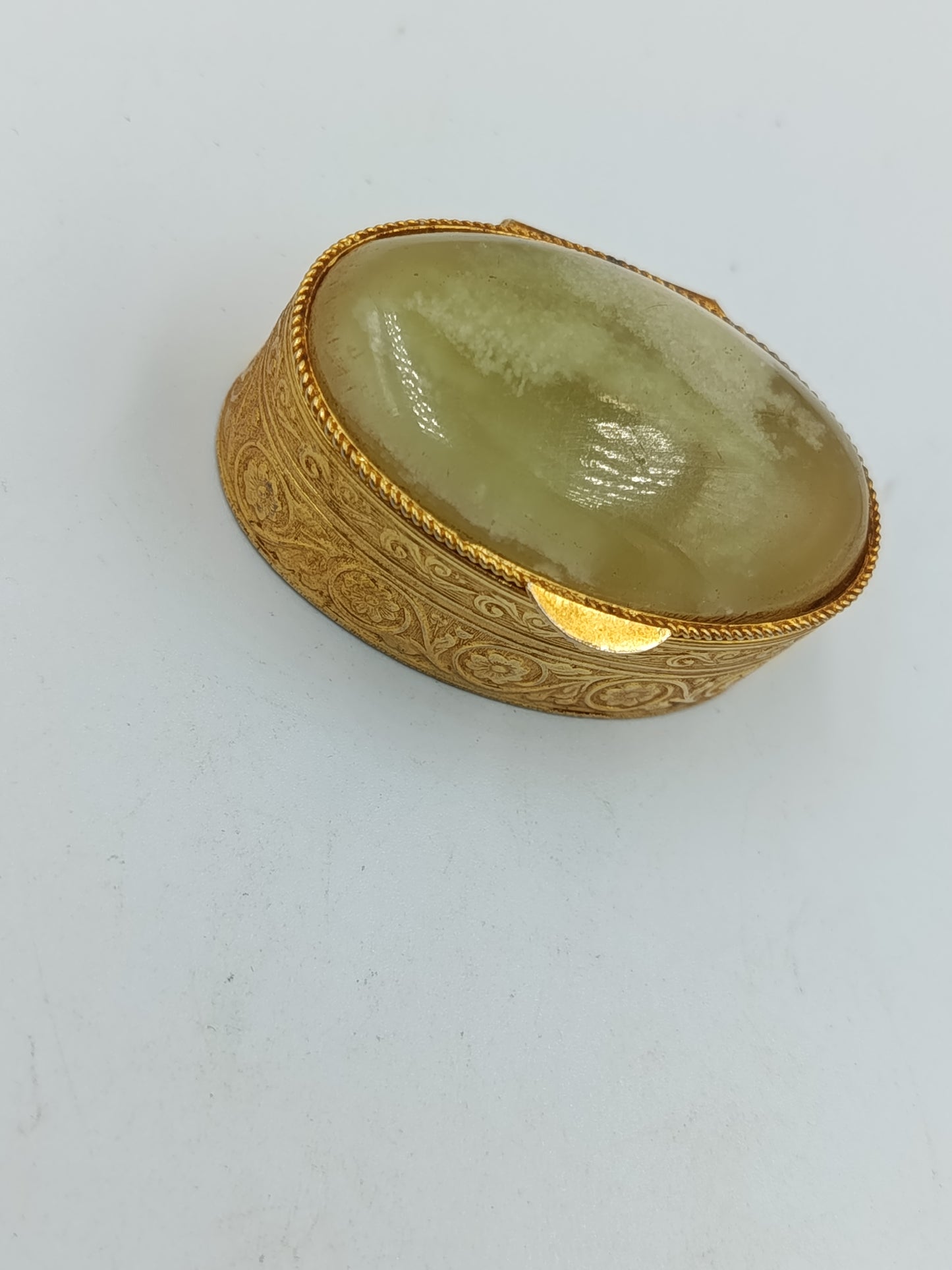 Vergoldete ovale Dose mit grünem Stein