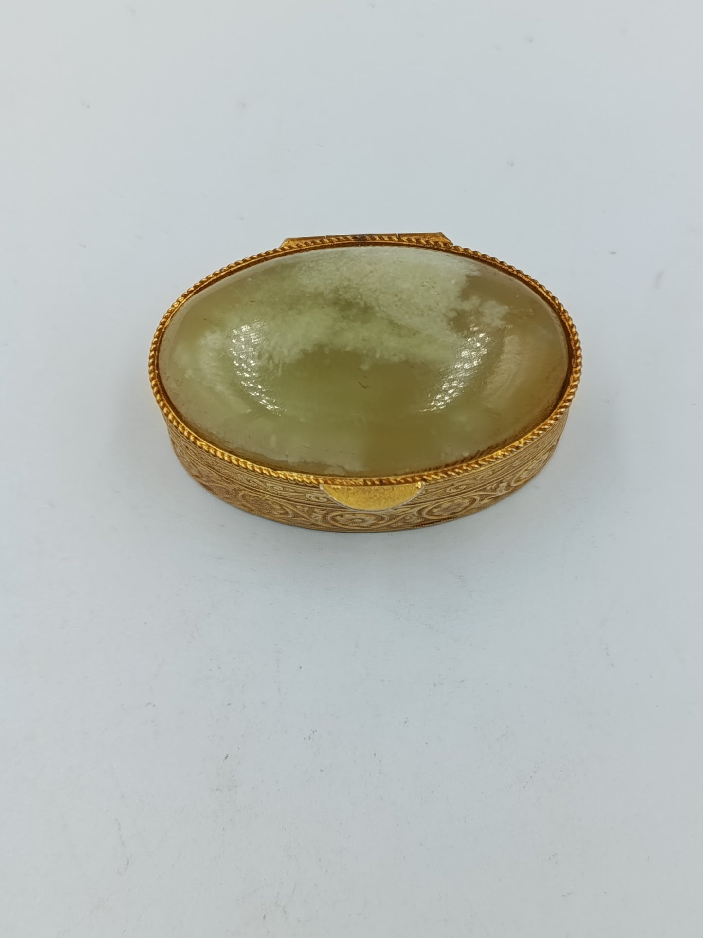 Vergoldete ovale Dose mit grünem Stein