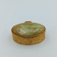 Vergoldete ovale Dose mit grünem Stein