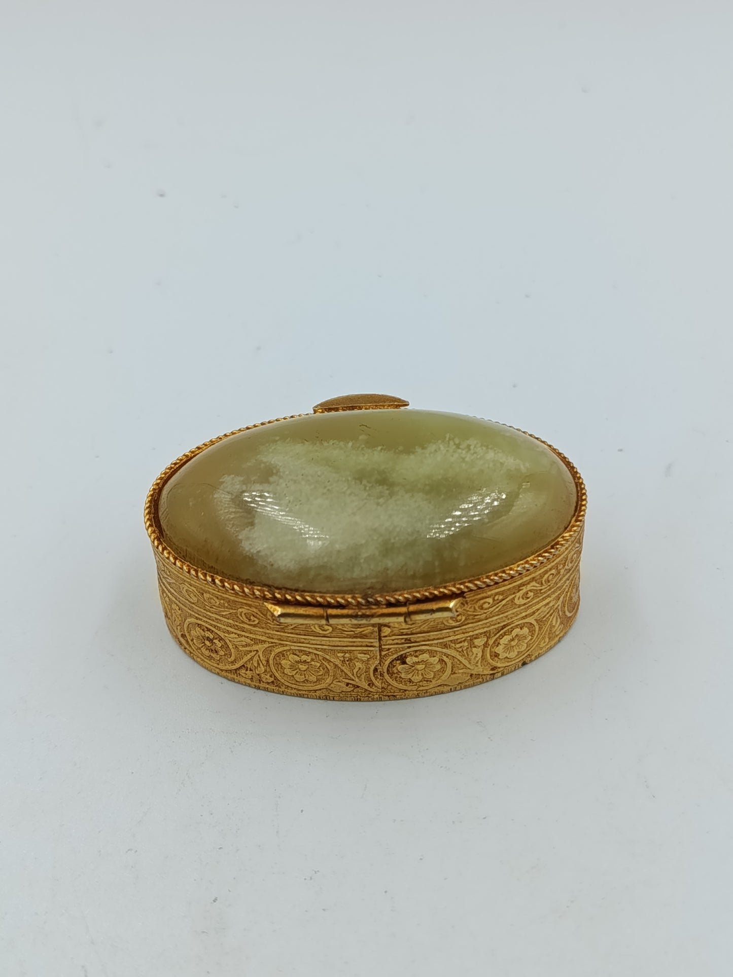 Vergoldete ovale Dose mit grünem Stein