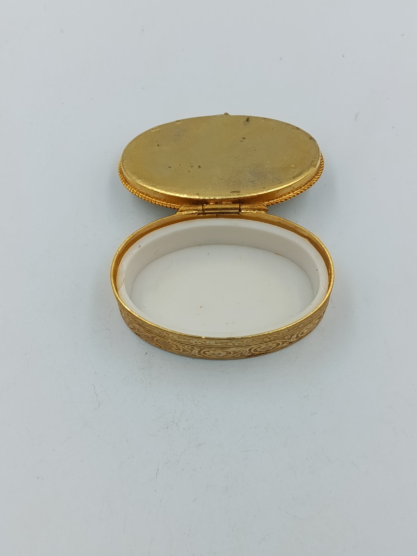 Vergoldete ovale Dose mit grünem Stein