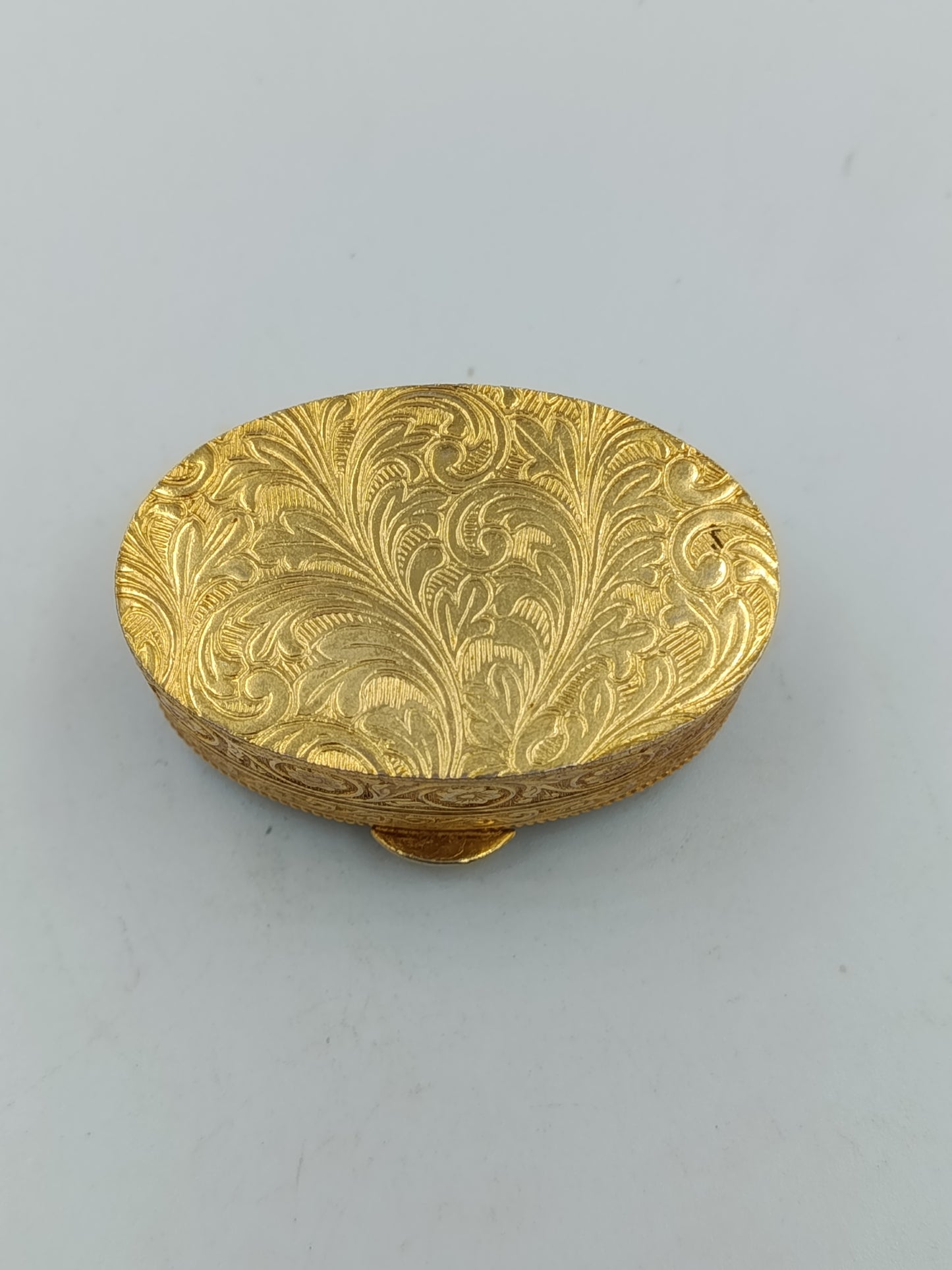 Vergoldete ovale Dose mit grünem Stein