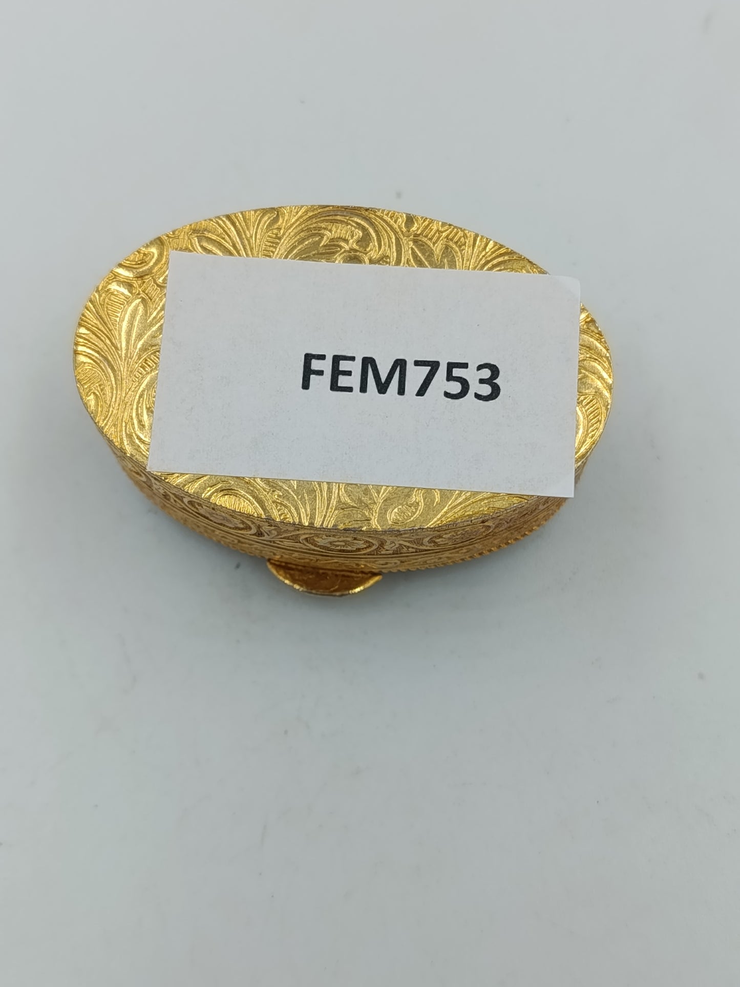 Vergoldete ovale Dose mit grünem Stein