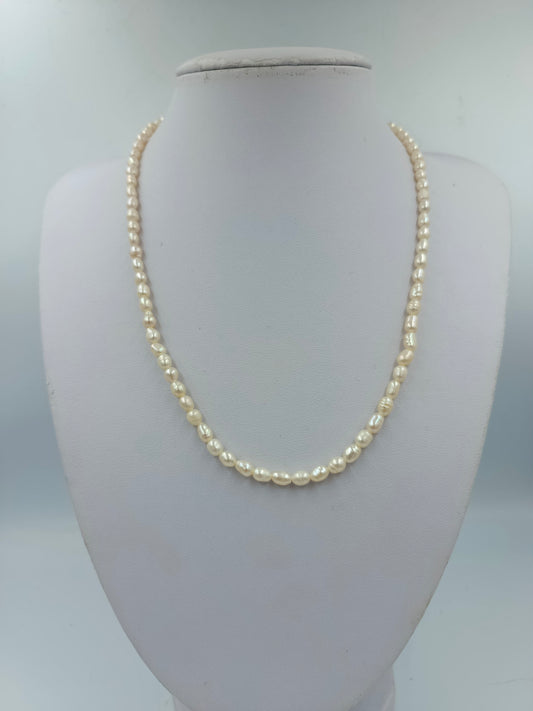 Perlenkette mit ovalen Zuchtperlen