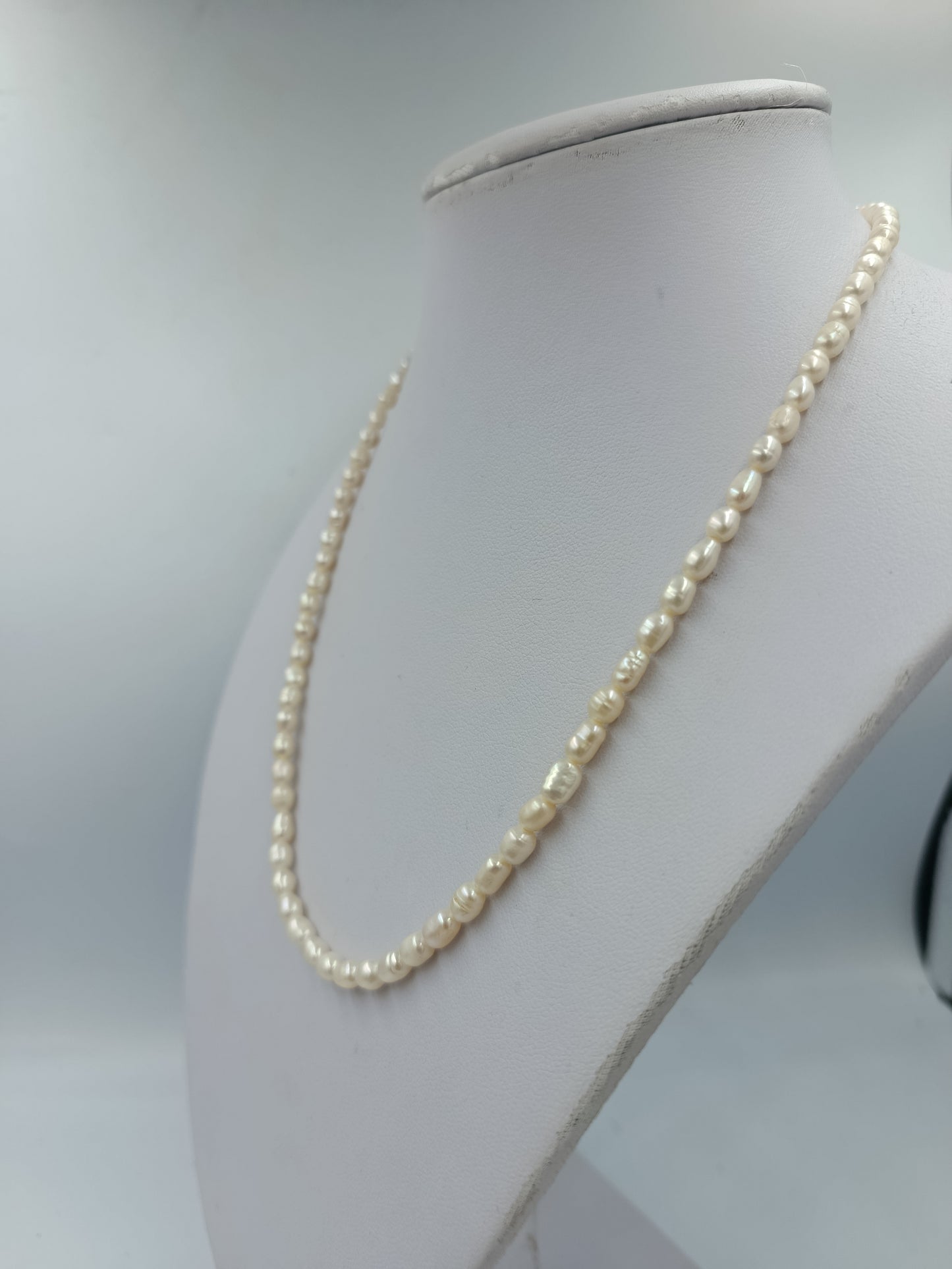 Perlenkette mit ovalen Zuchtperlen