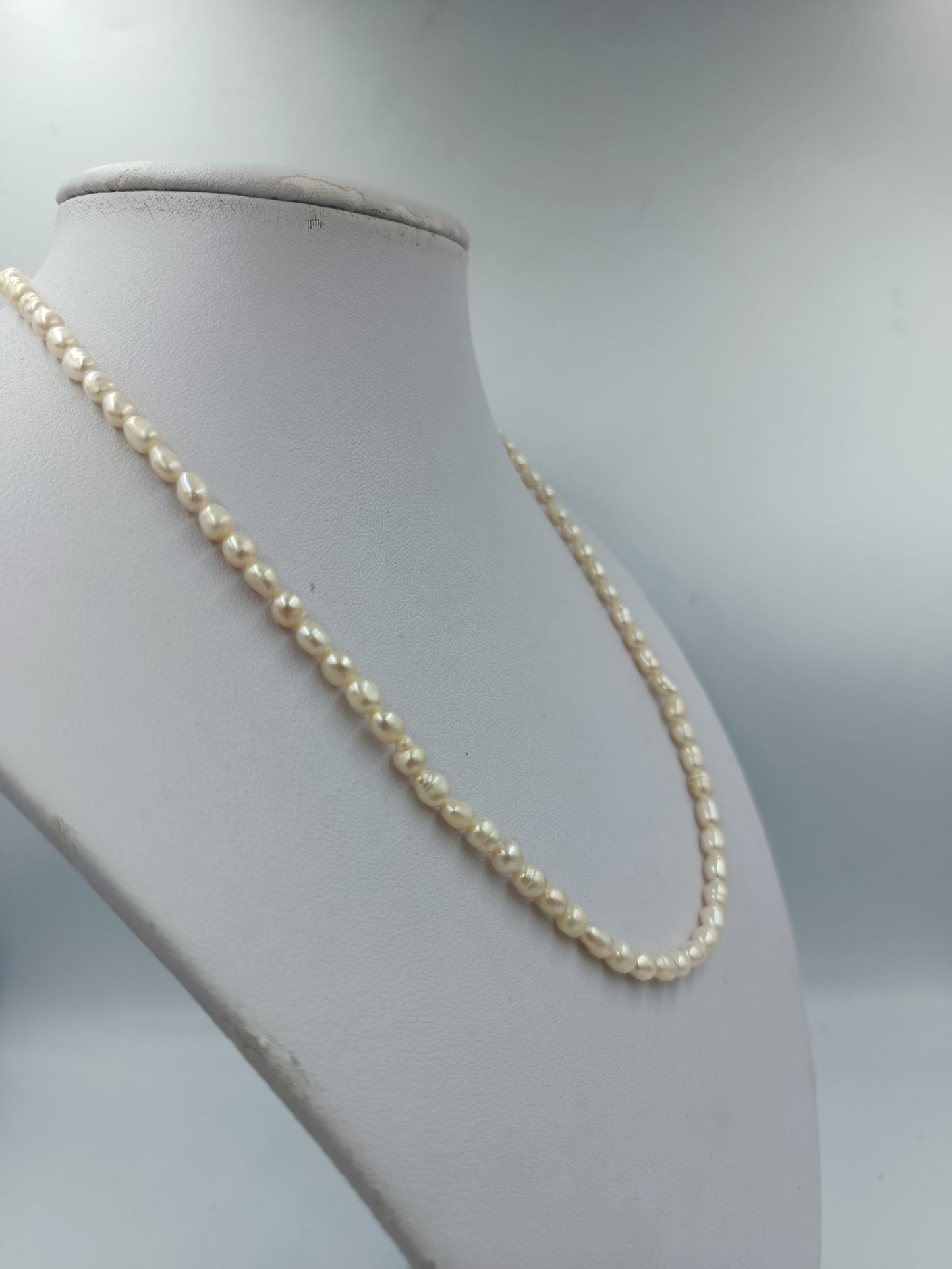 Perlenkette mit ovalen Zuchtperlen