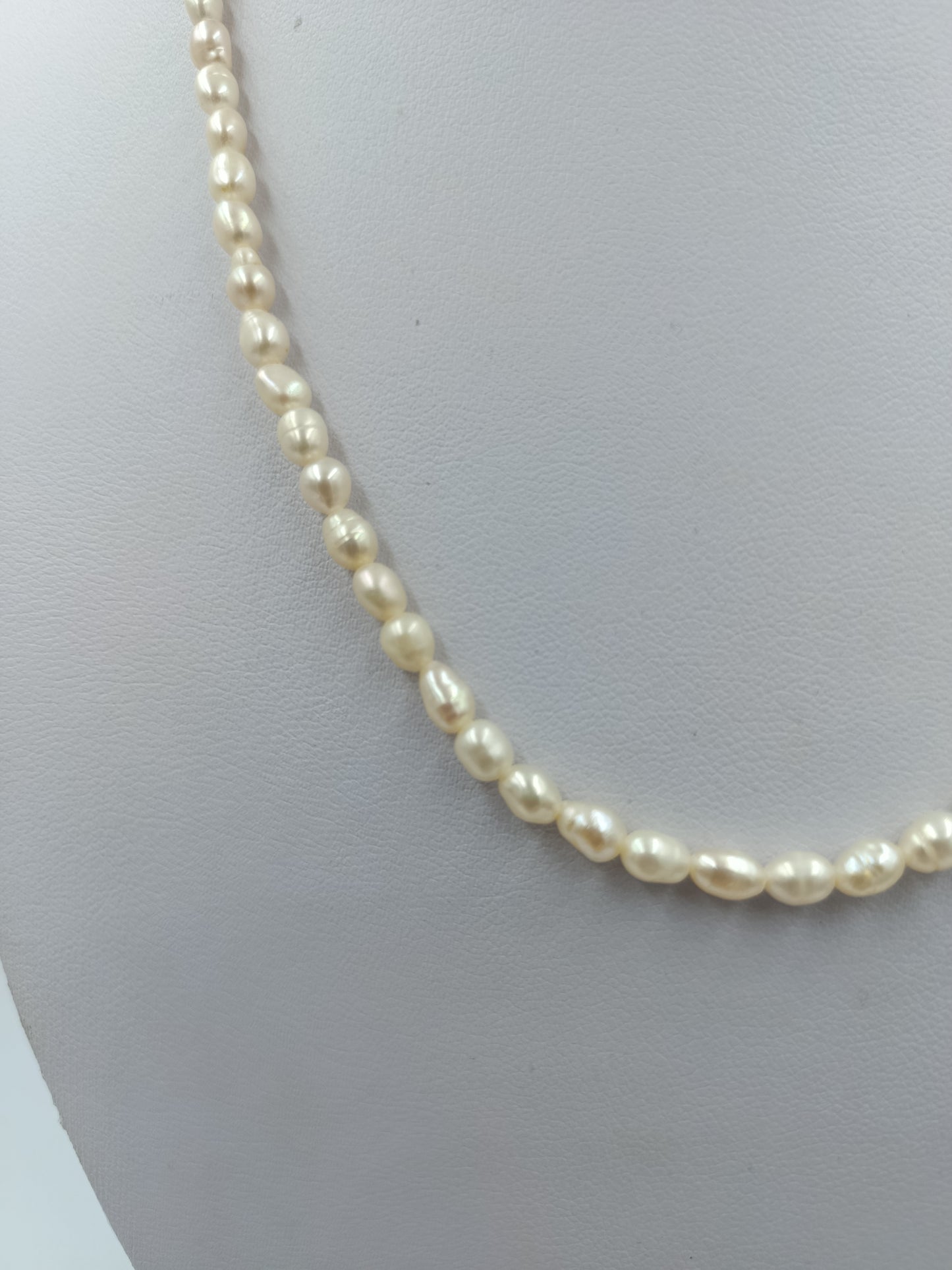 Perlenkette mit ovalen Zuchtperlen