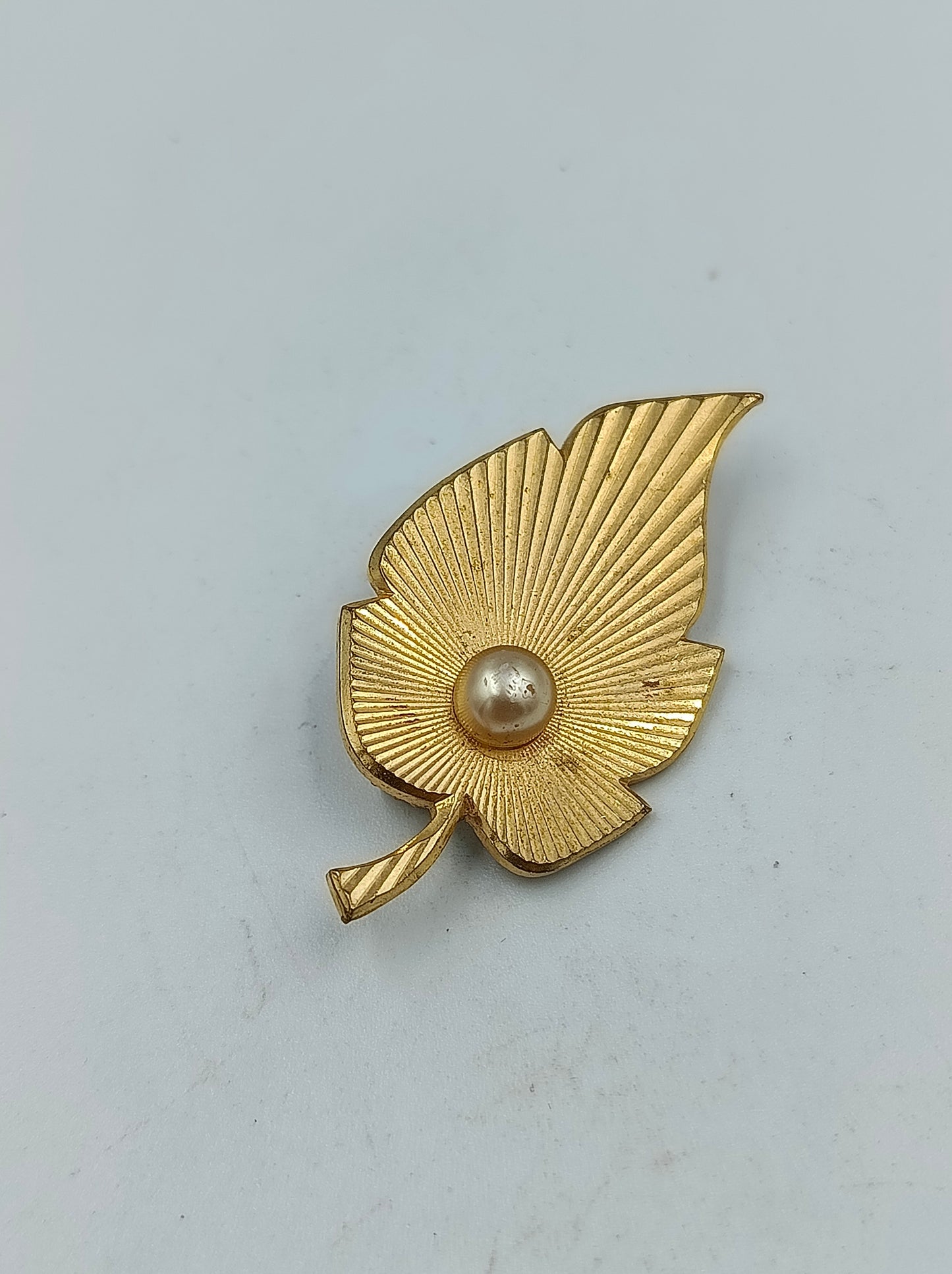 Vergoldete Brosche Blattdesign mit Perle