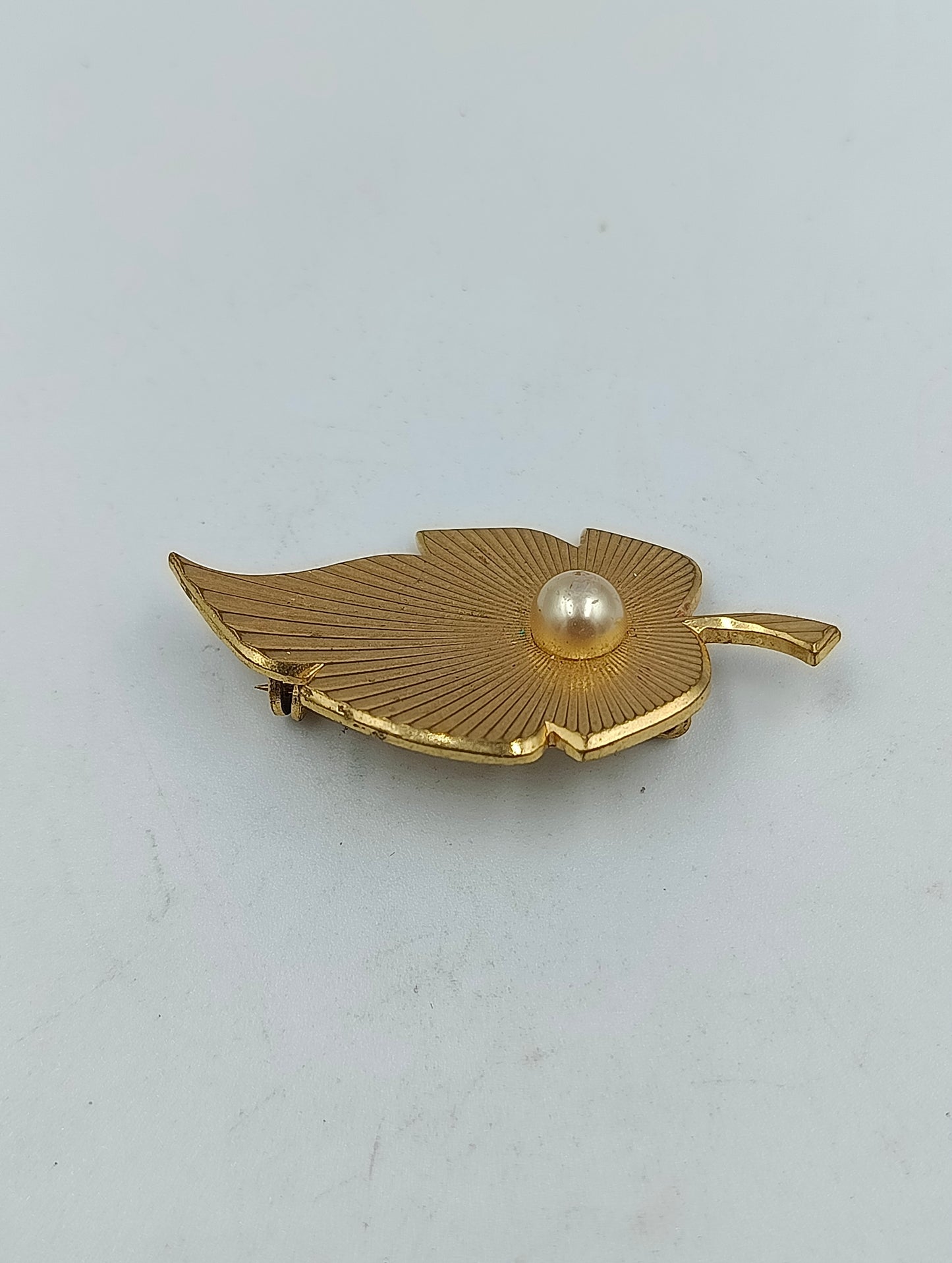 Vergoldete Brosche Blattdesign mit Perle