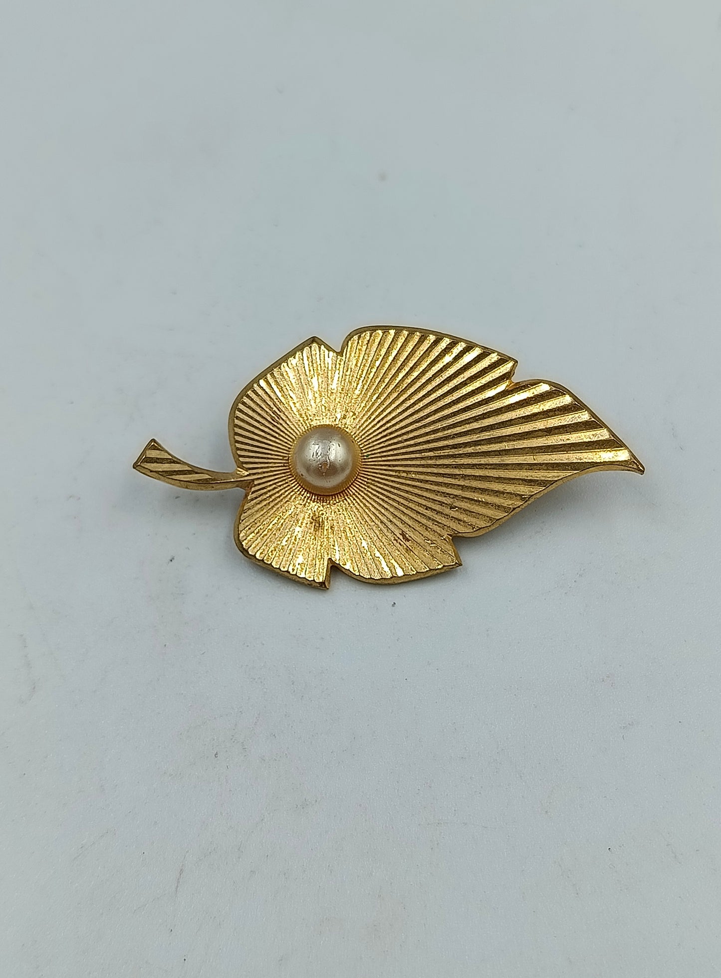Vergoldete Brosche Blattdesign mit Perle
