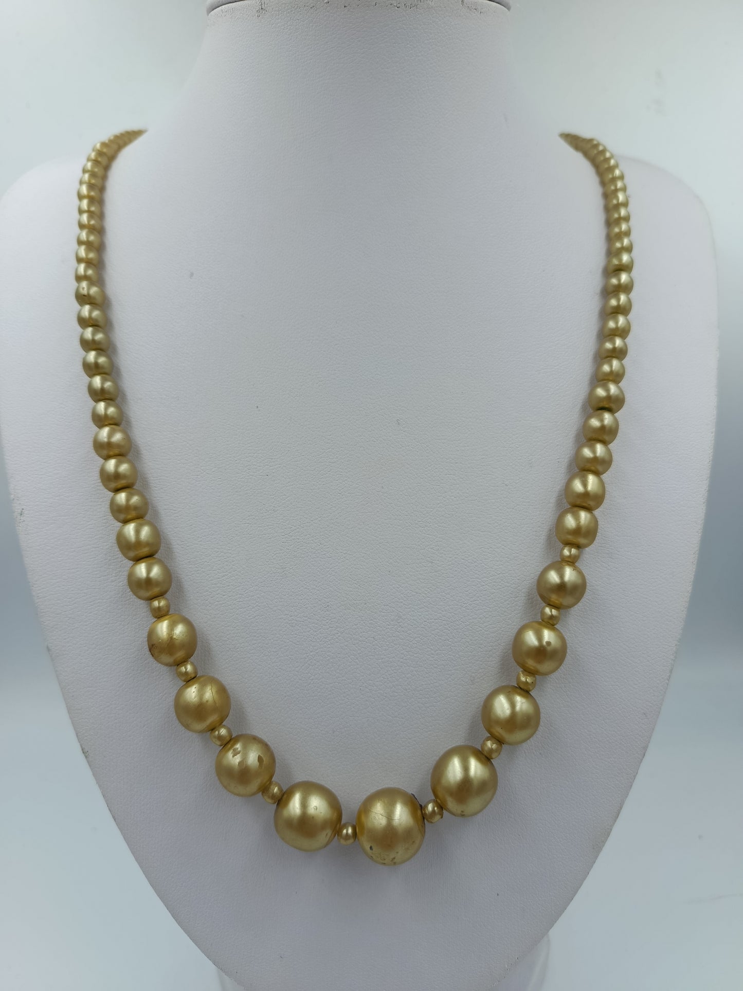 Goldfarbene Perlenkette mit Verlauf Federringverschluss