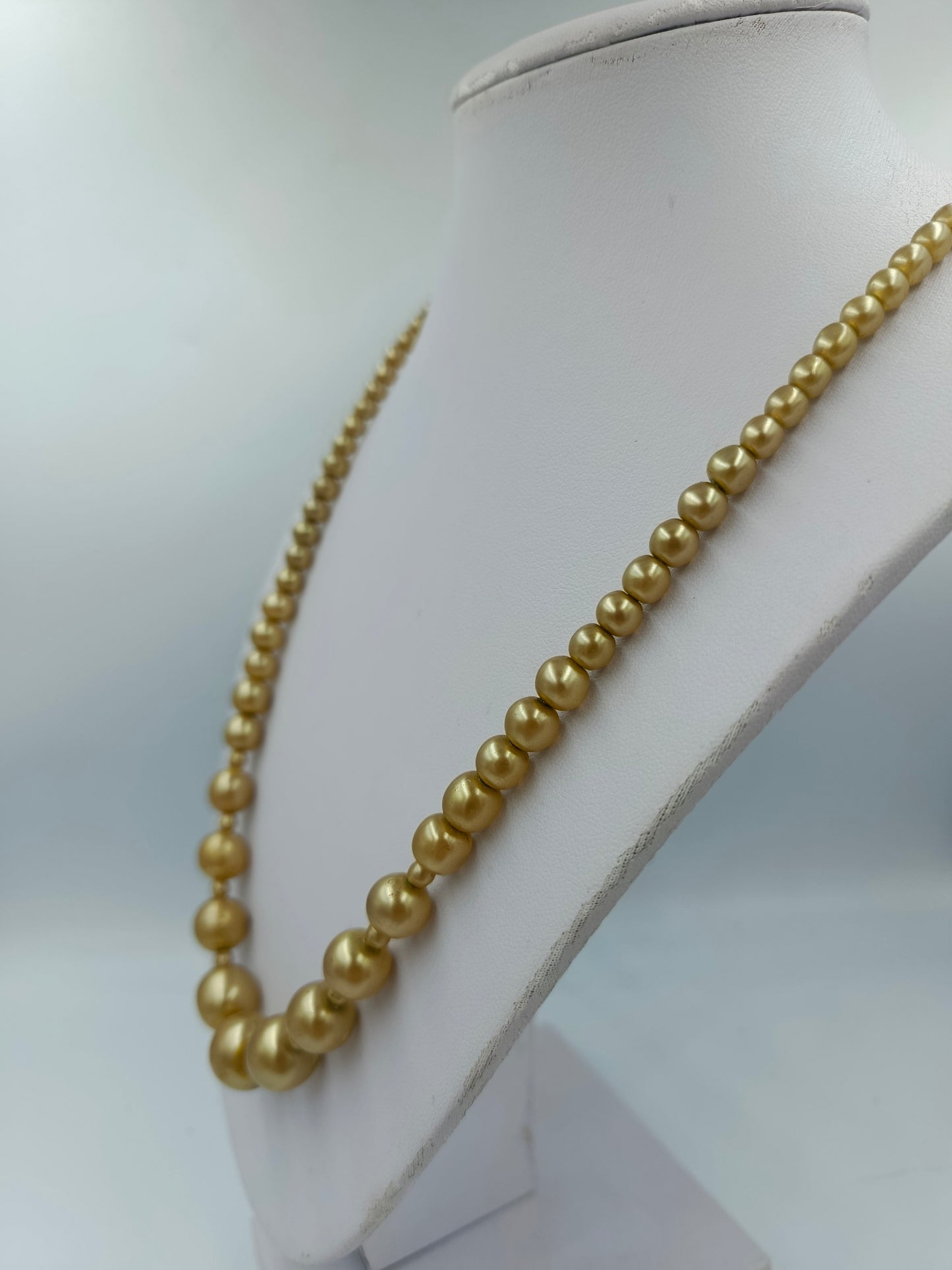 Goldfarbene Perlenkette mit Verlauf Federringverschluss