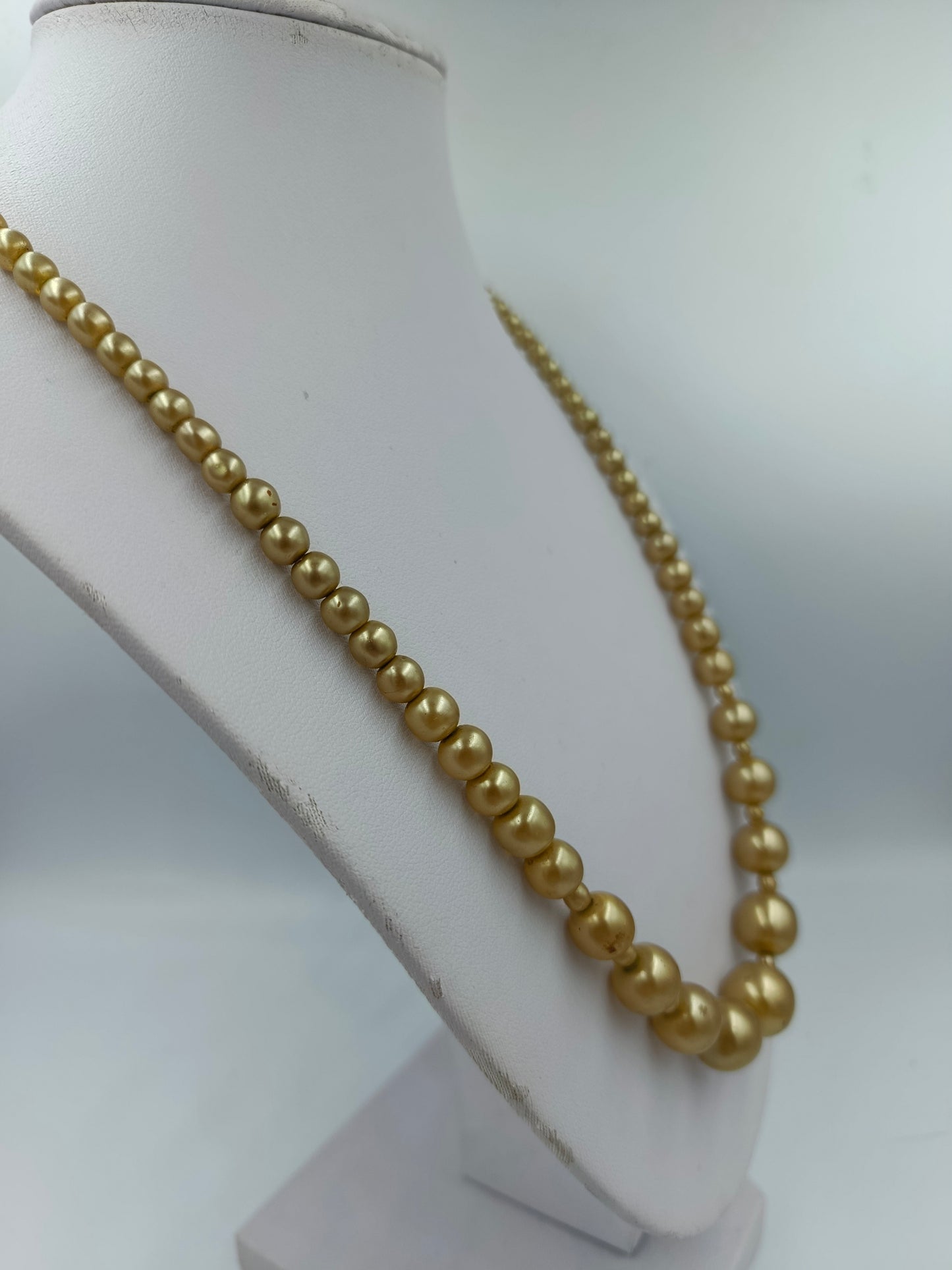 Goldfarbene Perlenkette mit Verlauf Federringverschluss