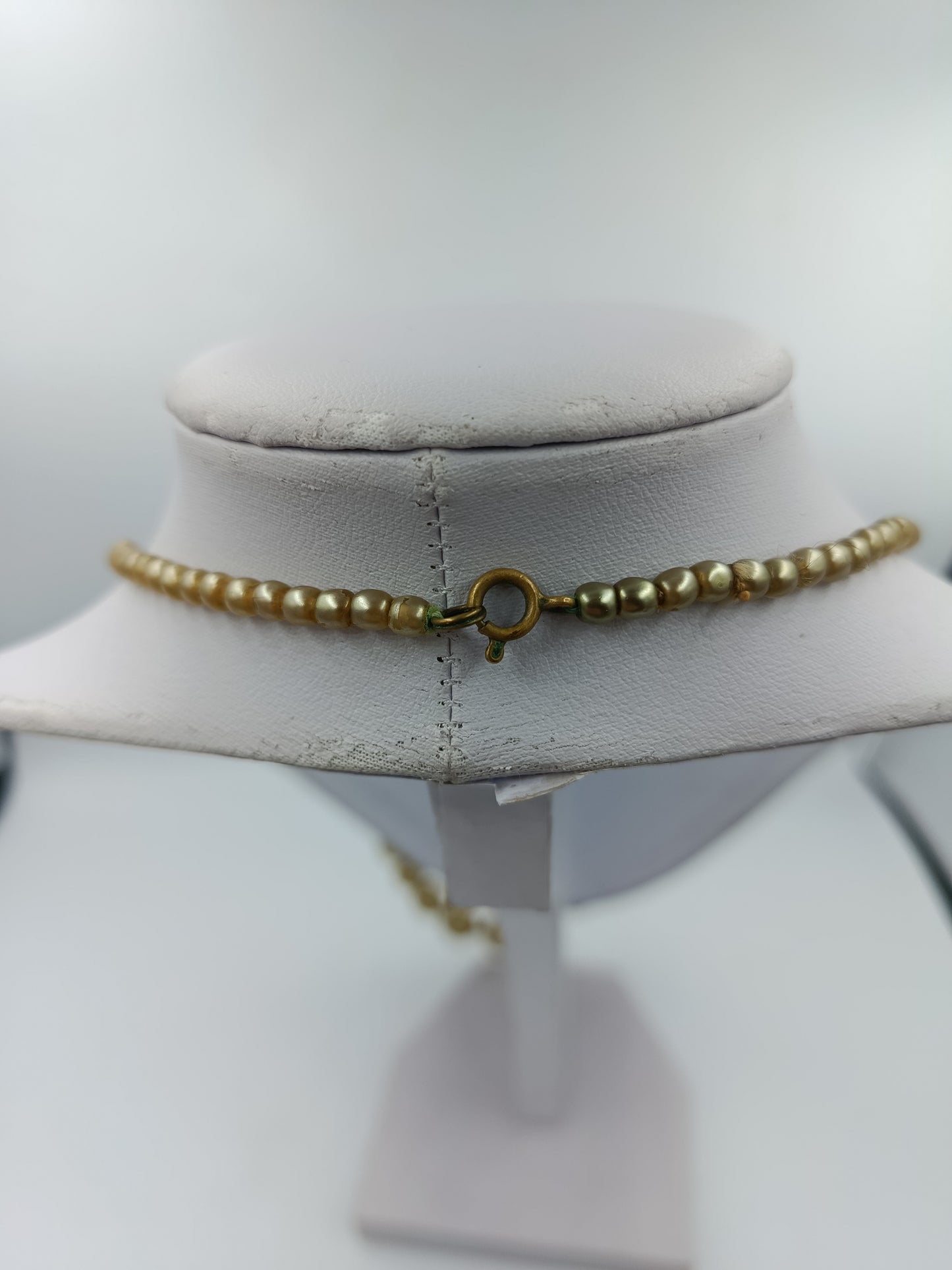 Goldfarbene Perlenkette mit Verlauf Federringverschluss