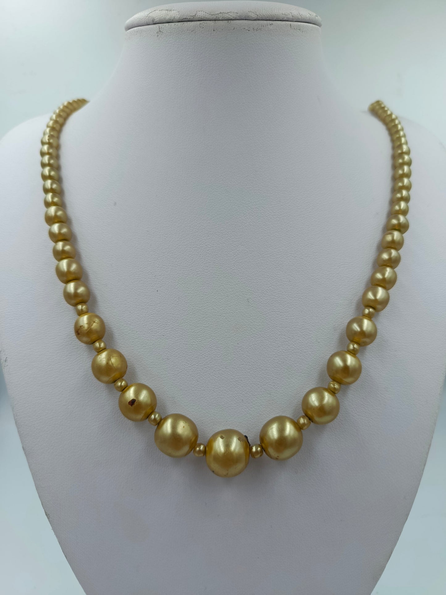 Goldfarbene Perlenkette mit Verlauf Federringverschluss