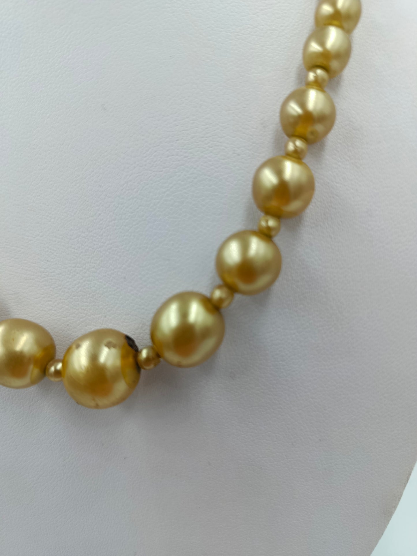 Goldfarbene Perlenkette mit Verlauf Federringverschluss