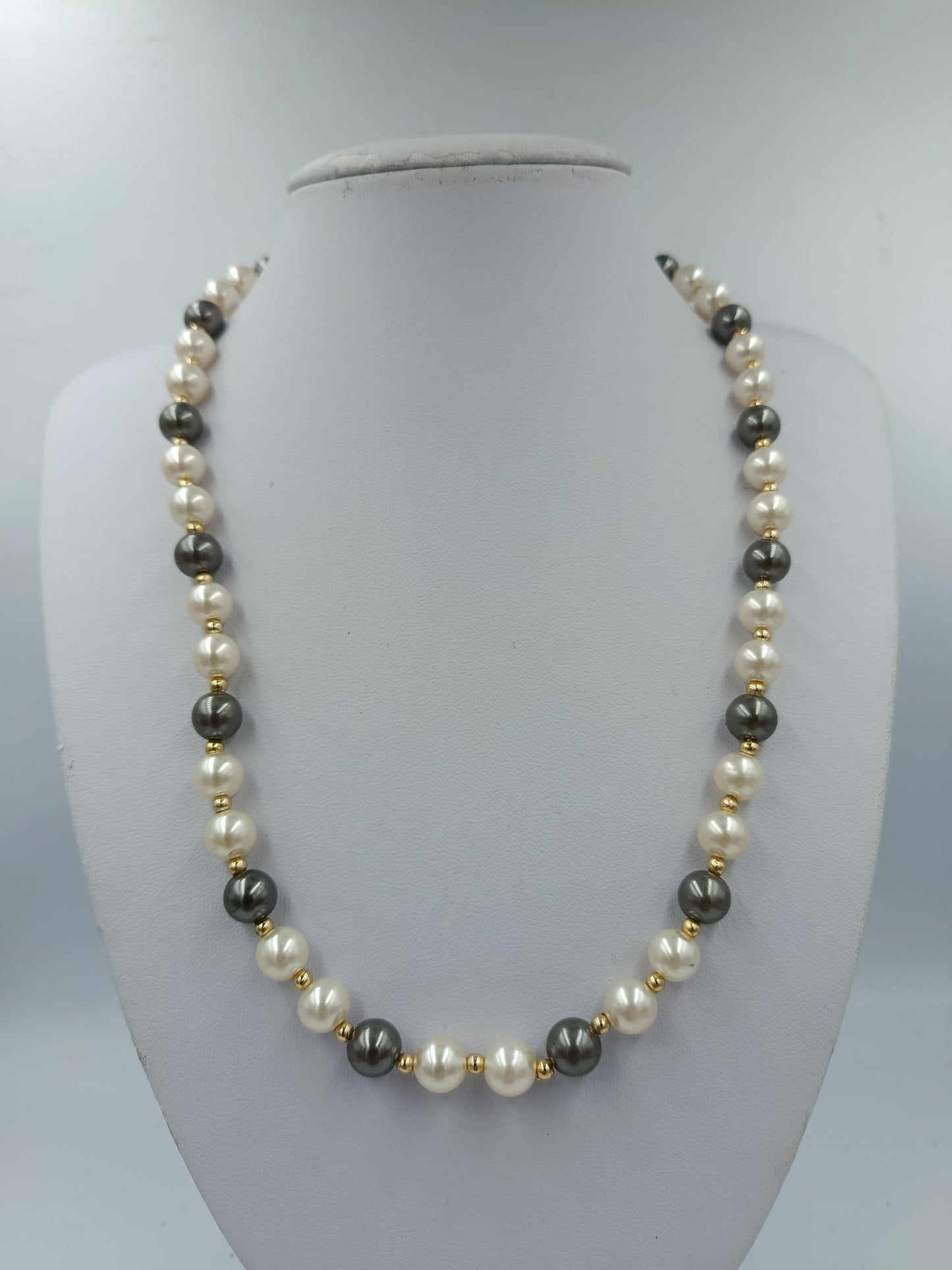 Perlenkette Weiß Grau mit goldfarbenen Zwischenelementen