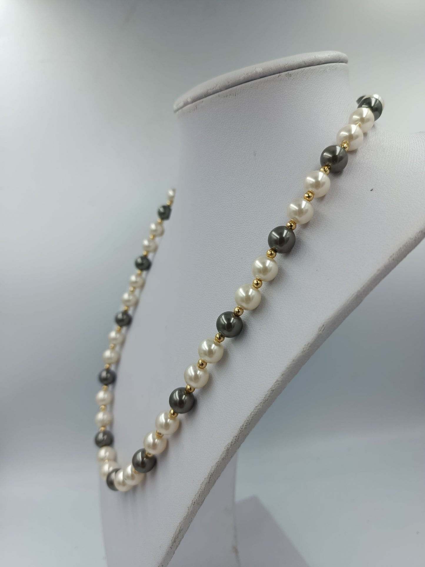 Perlenkette Weiß Grau mit goldfarbenen Zwischenelementen