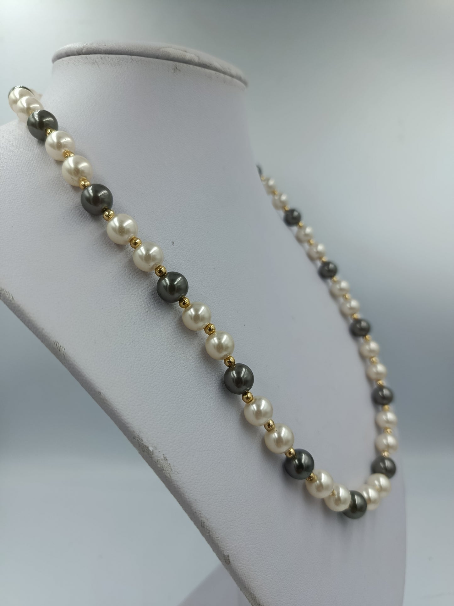 Perlenkette Weiß Grau mit goldfarbenen Zwischenelementen