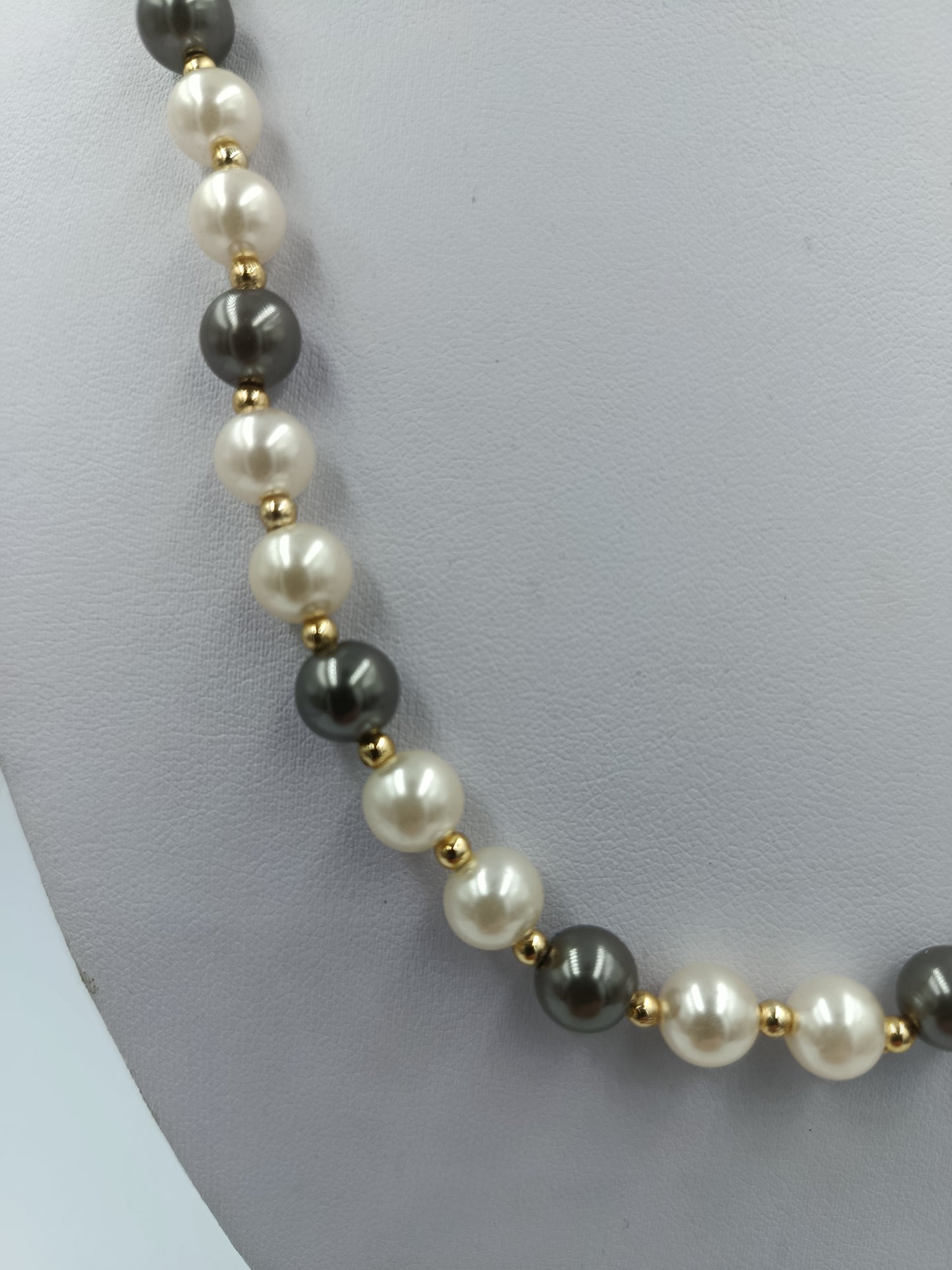 Perlenkette Weiß Grau mit goldfarbenen Zwischenelementen