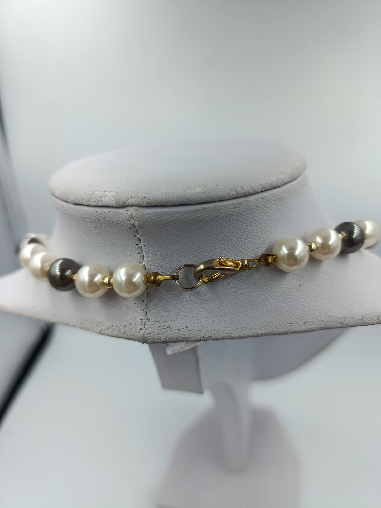 Perlenkette Weiß Grau mit goldfarbenen Zwischenelementen