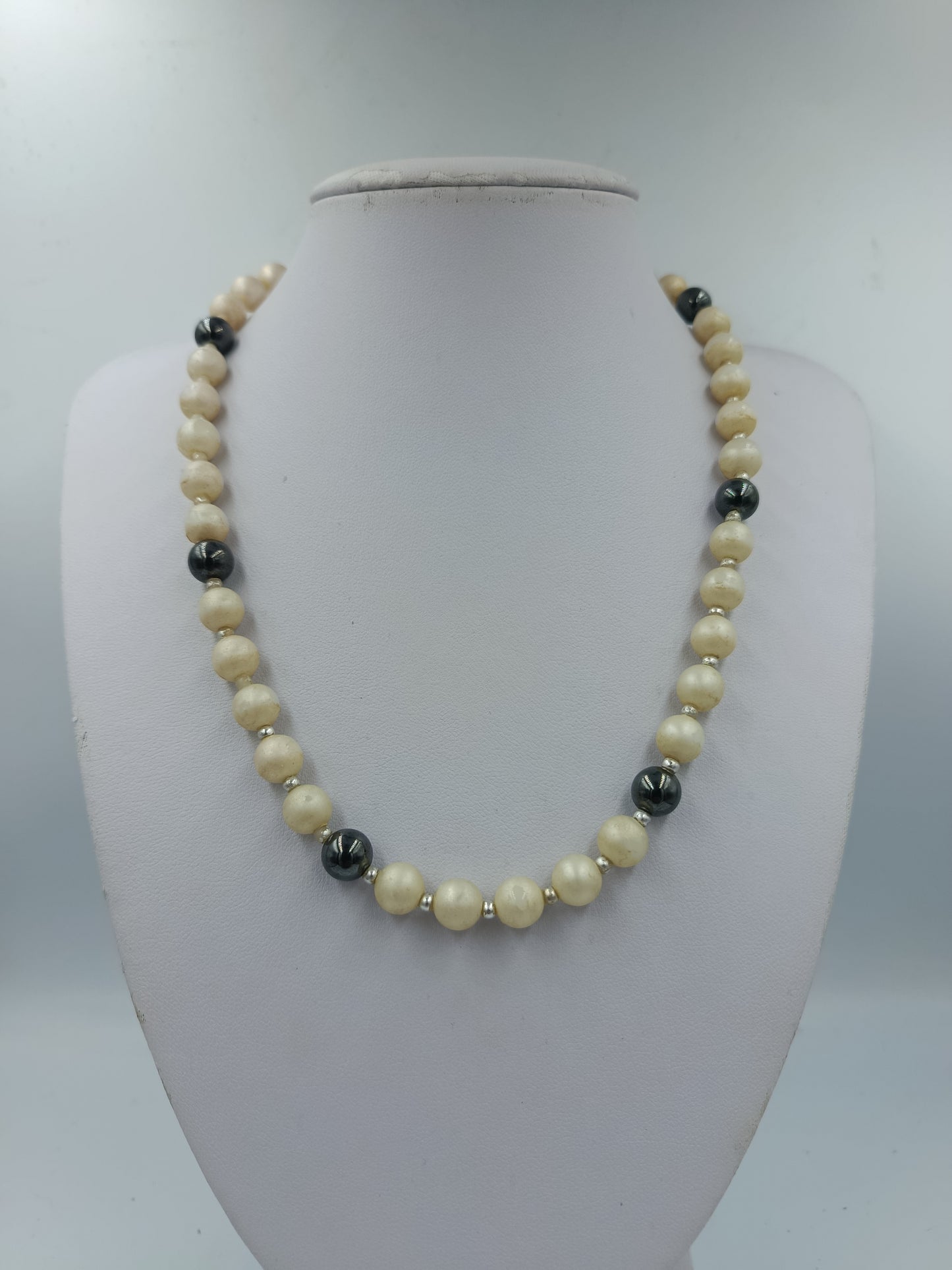 Perlenkette Creme Grau mit silberfarbenen Akzenten