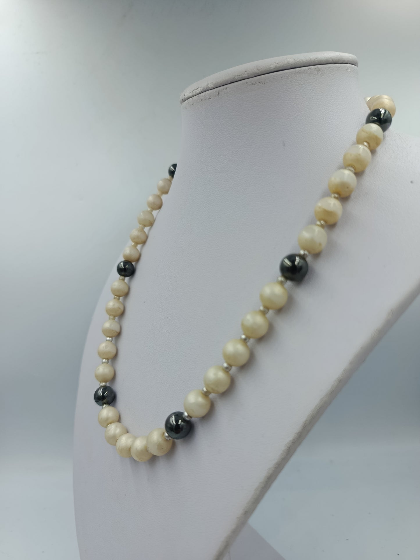 Perlenkette Creme Grau mit silberfarbenen Akzenten