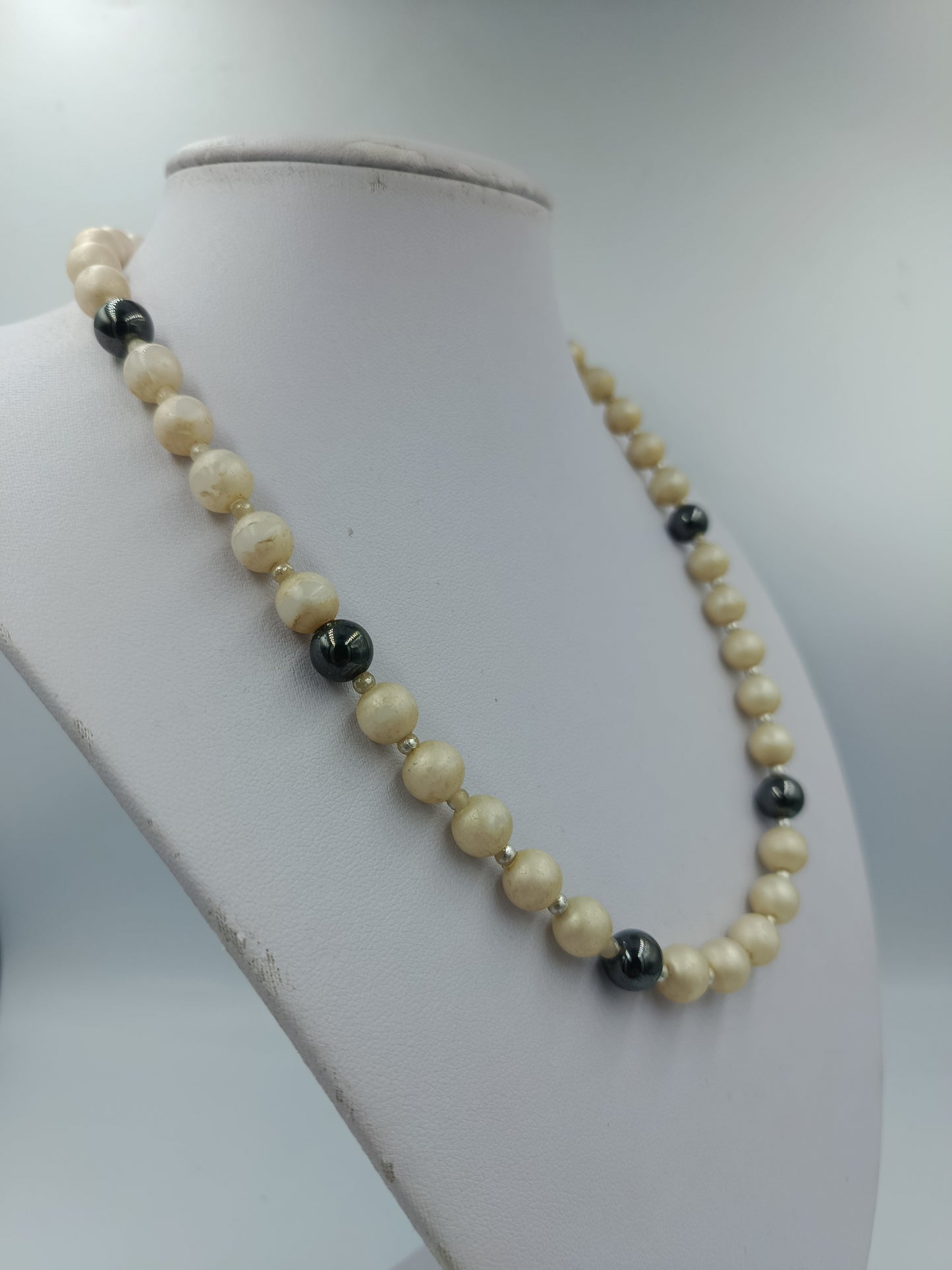 Perlenkette Creme Grau mit silberfarbenen Akzenten